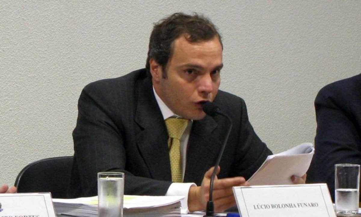 ministro Edson Fachin, relator da Lava Jato no Supremo Tribunal Federal (STF), transformou em prisão domiciliar a prisão preventiva de Roberta Funaro, irmã do doleiro Lúcio Funaro, apontado como operado de Eduardo Cunha e do PMDB na Câmara; Roberta foi filmada pela Polícia Federal recebendo valores do Grupo J&F em nome do irmão; pagamentos, segundo os delatores da J&F, seriam uma forma de comprar o silêncio de Funaro e evitar que ele assinasse um acordo de colaboração premiada com o Ministério Público Federal; Roberta tem uma filha de três anos. Para o ministro Fachin, esse fato sustenta a possibilidade de prisão domiciliar desde que atendidas algumas providências (Foto: Aquiles Lins) ministro Edson Fachin, relator da Lava Jato no Supremo Tribunal Federal (STF), transformou em prisão domiciliar a prisão preventiva de Roberta Funaro, irmã do doleiro Lúcio Funaro, apontado como operado de Eduardo Cunha e do PMDB na Câmara; Roberta foi filmada pela Polícia Federal recebendo valores do Grupo J&F em nome do irmão; pagamentos, segundo os delatores da J&F, seriam uma forma de comprar o silêncio de Funaro e evitar que ele assinasse um acordo de colaboração premiada com o Ministério Público Federal; Roberta tem uma filha de três anos. Para o ministro Fachin, esse fato sustenta a possibilidade de prisão domiciliar desde que atendidas algumas providências