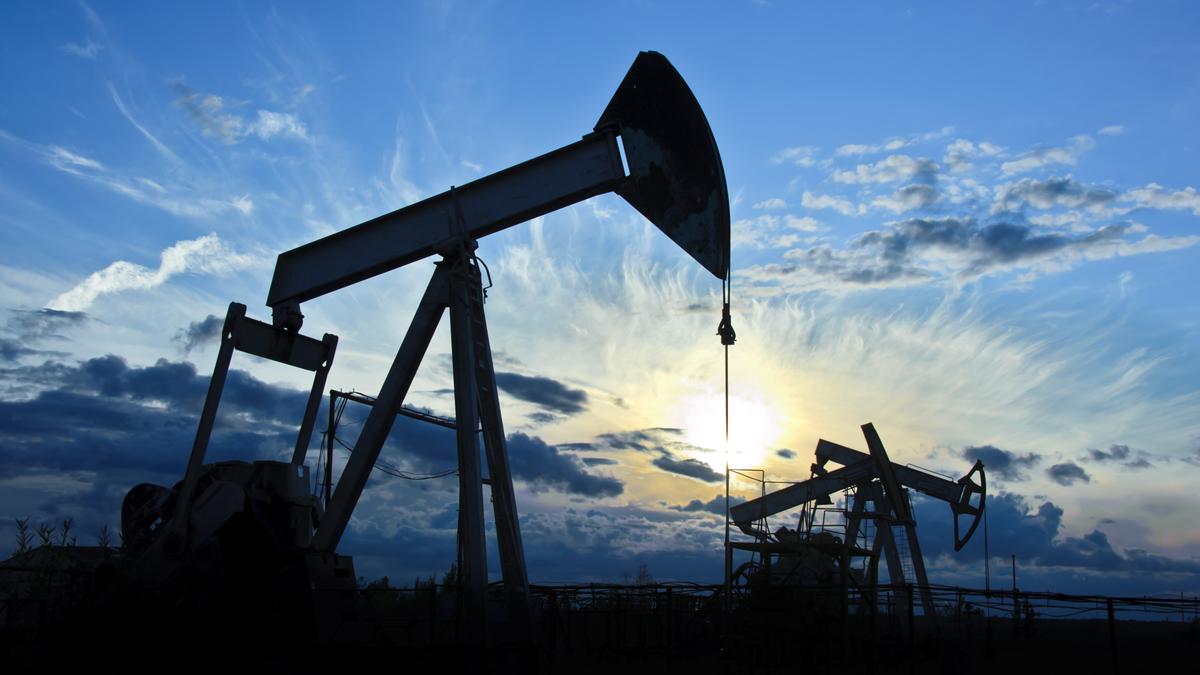 A crise do setor de óleo e gás, ocasionada pela queda dos preços do barril de petróleo no mercado mundial e – no cenário local – pelos escândalos que atingiram a estatal brasileira, fez com que muitas empresas do segmento cortassem investimentos, demitissem funcionários e tivessem de buscar alternativas para driblar a recessão; nesse contexto de contratos suspensos e sem acesso a crédito, o cenário tem sido de empresas fechando as portas ou entrando em recuperação judicial; mas na contramão da crise, pequenas empresas da cadeia produtiva do setor de óleo e gás estão conseguindo – a partir da aposta em inovação – abrir novos mercados e expandir seus negócios (Foto: Leonardo Lucena) A crise do setor de óleo e gás, ocasionada pela queda dos preços do barril de petróleo no mercado mundial e – no cenário local – pelos escândalos que atingiram a estatal brasileira, fez com que muitas empresas do segmento cortassem investimentos, demitissem funcionários e tivessem de buscar alternativas para driblar a recessão; nesse contexto de contratos suspensos e sem acesso a crédito, o cenário tem sido de empresas fechando as portas ou entrando em recuperação judicial; mas na contramão da crise, pequenas empresas da cadeia produtiva do setor de óleo e gás estão conseguindo – a partir da aposta em inovação – abrir novos mercados e expandir seus negócios