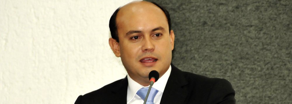 O Tribunal Regional Eleitoral (TRE-TO) considerou inelegíveis, por abuso de poder econômico, o ex-governador Sandoval Cardoso (SD) e o ex-deputado federal Angelo Agnolin (PDT), candidatos na última eleição para o governo estadual encabeçando a chapa “A Mudança que a Gente Vê”; a inelegibilidade de oito anos a partir das eleições de 2014 foi pedido pelo Ministério Público Eleitoral (MPE) em consequência dos reajustes concedidos aos servidores públicos pelo então governador e candidato a reeleição Sandoval Cardoso em ano de campanha (Foto: Leonardo Lucena) O Tribunal Regional Eleitoral (TRE-TO) considerou inelegíveis, por abuso de poder econômico, o ex-governador Sandoval Cardoso (SD) e o ex-deputado federal Angelo Agnolin (PDT), candidatos na última eleição para o governo estadual encabeçando a chapa “A Mudança que a Gente Vê”; a inelegibilidade de oito anos a partir das eleições de 2014 foi pedido pelo Ministério Público Eleitoral (MPE) em consequência dos reajustes concedidos aos servidores públicos pelo então governador e candidato a reeleição Sandoval Cardoso em ano de campanha