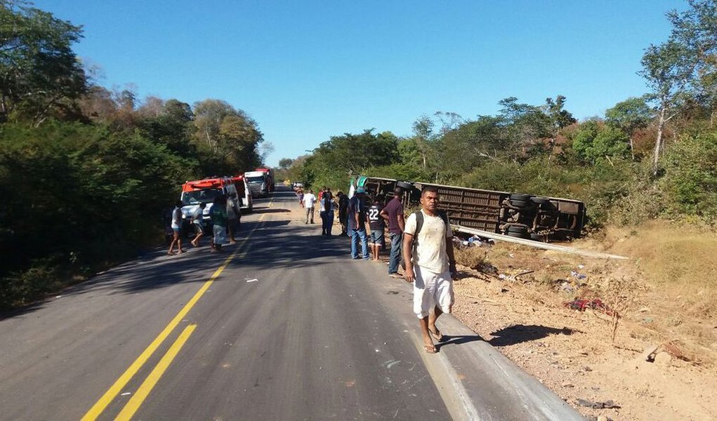 Quatro dos 10 mortos no acidente com um ônibus de turismo na BR-135, no Sul do Piauí, foram identificados e encaminhados na manhã deste domingo (18) para o Instituto Médico Legal (IML) de Teresina; dos 18 turistas que ficaram feridos, 15 estão estáveis e não correm risco de vida; veículo vinha da cidade de Boa Viagem (CE) com destino à São Paulo (Foto: Voney Malta) Quatro dos 10 mortos no acidente com um ônibus de turismo na BR-135, no Sul do Piauí, foram identificados e encaminhados na manhã deste domingo (18) para o Instituto Médico Legal (IML) de Teresina; dos 18 turistas que ficaram feridos, 15 estão estáveis e não correm risco de vida; veículo vinha da cidade de Boa Viagem (CE) com destino à São Paulo