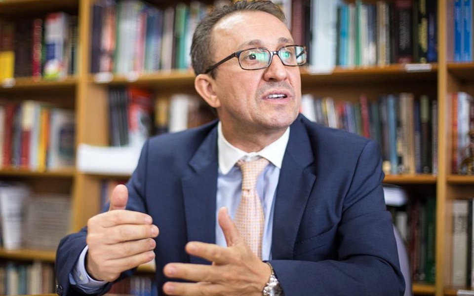 Desembargador do TRF4, Rogerio Favreto, avalia o custo da desordem institucional motivada pelo avanço do judiciário sobre demais poderes; único a discordar da decisão do tribunal que abriu exceções para que os processos da Lava Jato não precisassem cumprir regras do processo comum, ele avalia a decisão como "muito preocupante" e diz que nada deve justificar a abertura de ações que sustentem um Estado de Exceção; confira a entrevista ao jornalista Luís Nassif (Foto: Gisele Federicce) Desembargador do TRF4, Rogerio Favreto, avalia o custo da desordem institucional motivada pelo avanço do judiciário sobre demais poderes; único a discordar da decisão do tribunal que abriu exceções para que os processos da Lava Jato não precisassem cumprir regras do processo comum, ele avalia a decisão como "muito preocupante" e diz que nada deve justificar a abertura de ações que sustentem um Estado de Exceção; confira a entrevista ao jornalista Luís Nassif