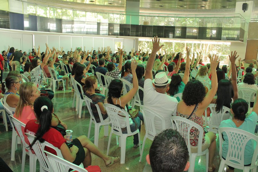 A Prefeitura de Maceió anunciou que cortará os pontos dos servidores da Educação que aderirem à greve da categoria, julgada ilegal pelo Tribunal de Justiça de Alagoas (TJAL); Procuradoria Geral do Município (PGM) vai solicitar ao Judiciário a execução da multa de R$ 3 mil por dia contra o Sindicato dos Trabalhadores em Educação de Alagoas (Sinteal), em razão do descumprimento da decisão judicial (Foto: Voney Malta) A Prefeitura de Maceió anunciou que cortará os pontos dos servidores da Educação que aderirem à greve da categoria, julgada ilegal pelo Tribunal de Justiça de Alagoas (TJAL); Procuradoria Geral do Município (PGM) vai solicitar ao Judiciário a execução da multa de R$ 3 mil por dia contra o Sindicato dos Trabalhadores em Educação de Alagoas (Sinteal), em razão do descumprimento da decisão judicial