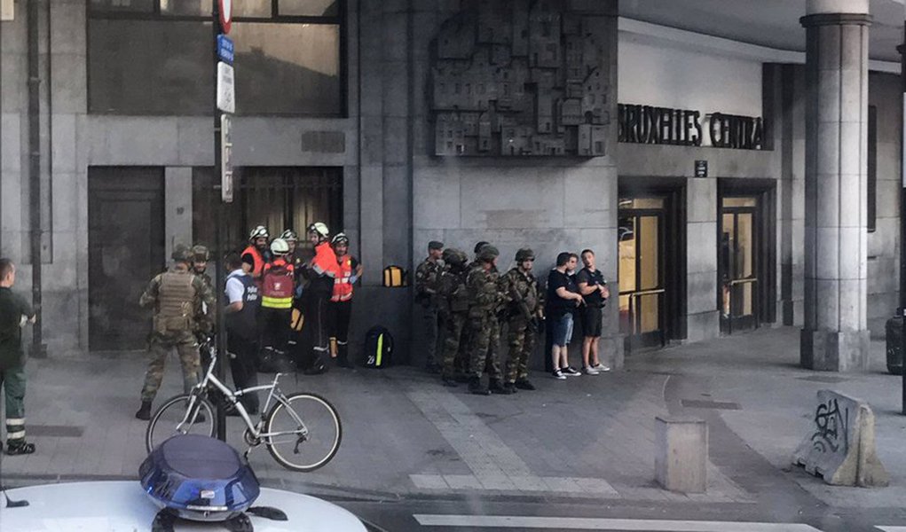Tropas belgas atiraram em um suspeito de ser terrorista suicida na estação central de Bruxelas nesta terça-feira (20), disseram autoridades locai acrescentando que não houve outras vítimas e que a situação estava sob controle depois que as pessoas foram evacuadas; correspondente da Reuters no local disse que ocorreu uma pequena explosão e que a região foi evacuada, com a polícia fazendo um cordão e alguns espectadores observando calmamente as forças de segurança trabalhando (Foto: Aquiles Lins) Tropas belgas atiraram em um suspeito de ser terrorista suicida na estação central de Bruxelas nesta terça-feira (20), disseram autoridades locai acrescentando que não houve outras vítimas e que a situação estava sob controle depois que as pessoas foram evacuadas; correspondente da Reuters no local disse que ocorreu uma pequena explosão e que a região foi evacuada, com a polícia fazendo um cordão e alguns espectadores observando calmamente as forças de segurança trabalhando