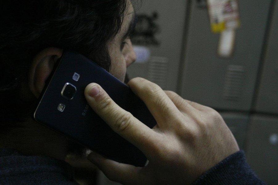 O número de linhas de celulares em operação no país registrou uma queda de 4,46% em junho deste ano, na comparação com o mesmo mês do ano passado; segundo a Anatel, foram registradas 242,11 milhões de linhas móveis ativas no mês passado; a queda em relação a maio foi de 2,3 mil linhas; nos últimos 12 meses, a Vivo registrou crescimento de 1,41%, enquanto Claro, Tim e Oi tiveram reduções de 6,21%, 4,93% e 11,61%, respectivamente, no número de linhas ativas; a tecnologia 4G teve um aumento de 5,54% em junho (Foto: Romulo Faro) O número de linhas de celulares em operação no país registrou uma queda de 4,46% em junho deste ano, na comparação com o mesmo mês do ano passado; segundo a Anatel, foram registradas 242,11 milhões de linhas móveis ativas no mês passado; a queda em relação a maio foi de 2,3 mil linhas; nos últimos 12 meses, a Vivo registrou crescimento de 1,41%, enquanto Claro, Tim e Oi tiveram reduções de 6,21%, 4,93% e 11,61%, respectivamente, no número de linhas ativas; a tecnologia 4G teve um aumento de 5,54% em junho