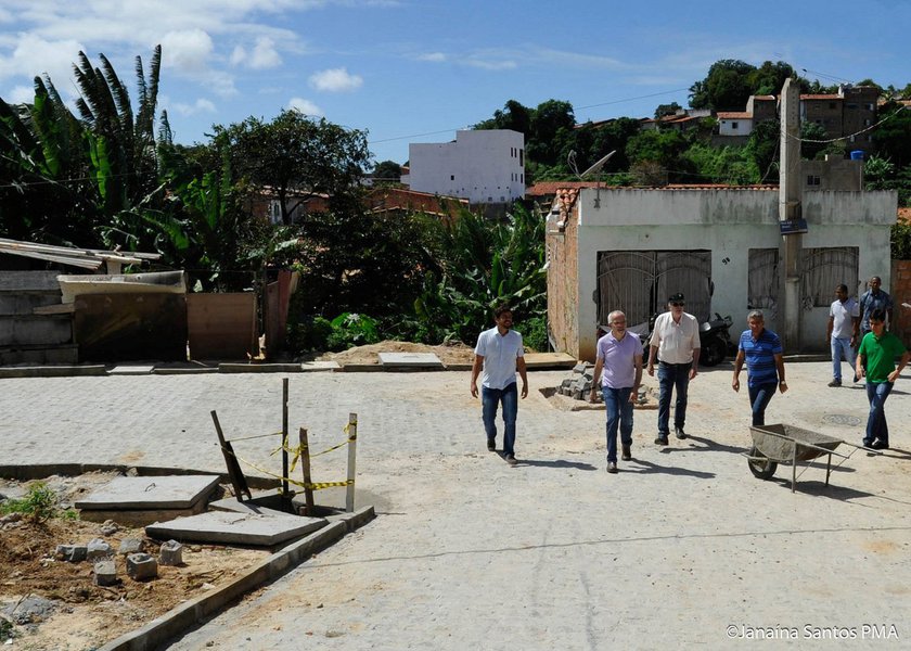 O prefeito Edvaldo Nogueira realizou uma série de visitas a obras que estão sendo realizadas pela administração municipal; o chefe do executivo percorreu os bairros 17 de Março, Coroa do Meio, Japãozinho e Getúlio Vargas, além dos loteamentos Petrópolis e Rosa do Sol e o conjunto Dom Pedro I; “É desta forma que eu sempre trabalhei, ouvindo a comunidade, visitando as obras, indo in loco ver os problemas que a população sente e apresentar formas de resolvê-los, verificando a avaliação da comunidade e discutindo maneiras de melhorar a vida das pessoas”, afirmou (Foto: Leonardo Lucena) O prefeito Edvaldo Nogueira realizou uma série de visitas a obras que estão sendo realizadas pela administração municipal; o chefe do executivo percorreu os bairros 17 de Março, Coroa do Meio, Japãozinho e Getúlio Vargas, além dos loteamentos Petrópolis e Rosa do Sol e o conjunto Dom Pedro I; “É desta forma que eu sempre trabalhei, ouvindo a comunidade, visitando as obras, indo in loco ver os problemas que a população sente e apresentar formas de resolvê-los, verificando a avaliação da comunidade e discutindo maneiras de melhorar a vida das pessoas”, afirmou