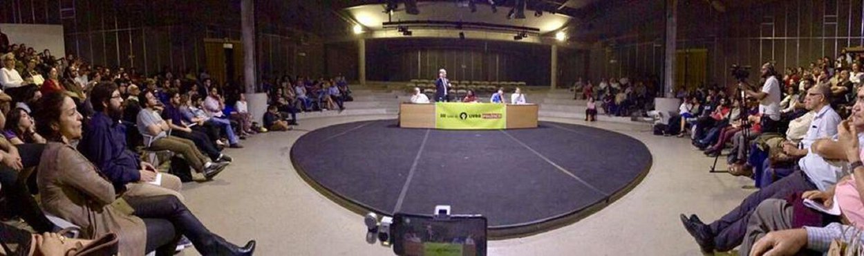 O ex-ministro e presidenciável do PDT, Ciro Gomes participou ontem de um debate promovido pela revisa Carta Capital. Em sua fala Ciro avaliou que só com o povo nas ruas talvez haja "um milagre"para resolver a crise política brasileira. "Eu advogo que nesse momento tem que radicalizar nos protestos. Nesse momento nós temos que esquentar os protestos. Esse papo de protesto pacífico não vai resolver o nosso problema. Eu não estou defendendo violência, mas quem escolhe a arma é o antagônico. No dia 30 todo mundo tem ir lá e botar 100 milhões de pessoas nas ruas" (Foto: Fatima 247) O ex-ministro e presidenciável do PDT, Ciro Gomes participou ontem de um debate promovido pela revisa Carta Capital. Em sua fala Ciro avaliou que só com o povo nas ruas talvez haja "um milagre"para resolver a crise política brasileira. "Eu advogo que nesse momento tem que radicalizar nos protestos. Nesse momento nós temos que esquentar os protestos. Esse papo de protesto pacífico não vai resolver o nosso problema. Eu não estou defendendo violência, mas quem escolhe a arma é o antagônico. No dia 30 todo mundo tem ir lá e botar 100 milhões de pessoas nas ruas"