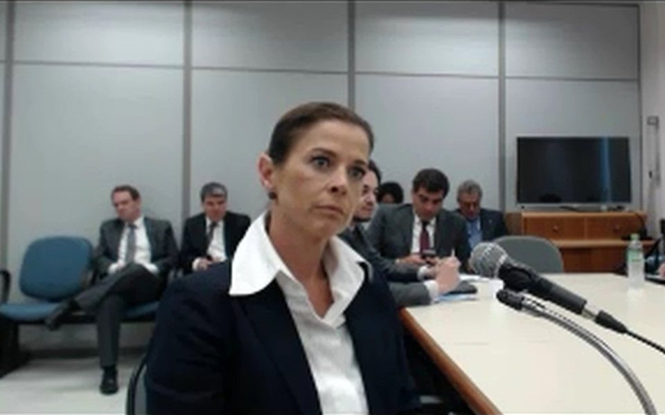 Na apelação que fez ao Tribunal Regional Federal da 4ª Região (TRF4) para pedir a condenação de Cláudia Cruz, mulher do ex-deputado Eduardo Cunha (PMDB-RJ), o Ministério Público Federal (MPF) utilizou elementos que constam da delação premiada de executivos do grupo JBS. O MPF cita e-mails onde ela menciona o nome de Altair Alves Pinto, sendo que em boa parte deles a menção vem acompanhada de valores; em delações premiadas, executivos da JBS relataram pagamentos mensais a Cunha como uma forma de comprar o silêncio do ex-parlamentar no âmbito da Lava Jato após sua prisão (Foto: Paulo Emílio) Na apelação que fez ao Tribunal Regional Federal da 4ª Região (TRF4) para pedir a condenação de Cláudia Cruz, mulher do ex-deputado Eduardo Cunha (PMDB-RJ), o Ministério Público Federal (MPF) utilizou elementos que constam da delação premiada de executivos do grupo JBS. O MPF cita e-mails onde ela menciona o nome de Altair Alves Pinto, sendo que em boa parte deles a menção vem acompanhada de valores; em delações premiadas, executivos da JBS relataram pagamentos mensais a Cunha como uma forma de comprar o silêncio do ex-parlamentar no âmbito da Lava Jato após sua prisão
