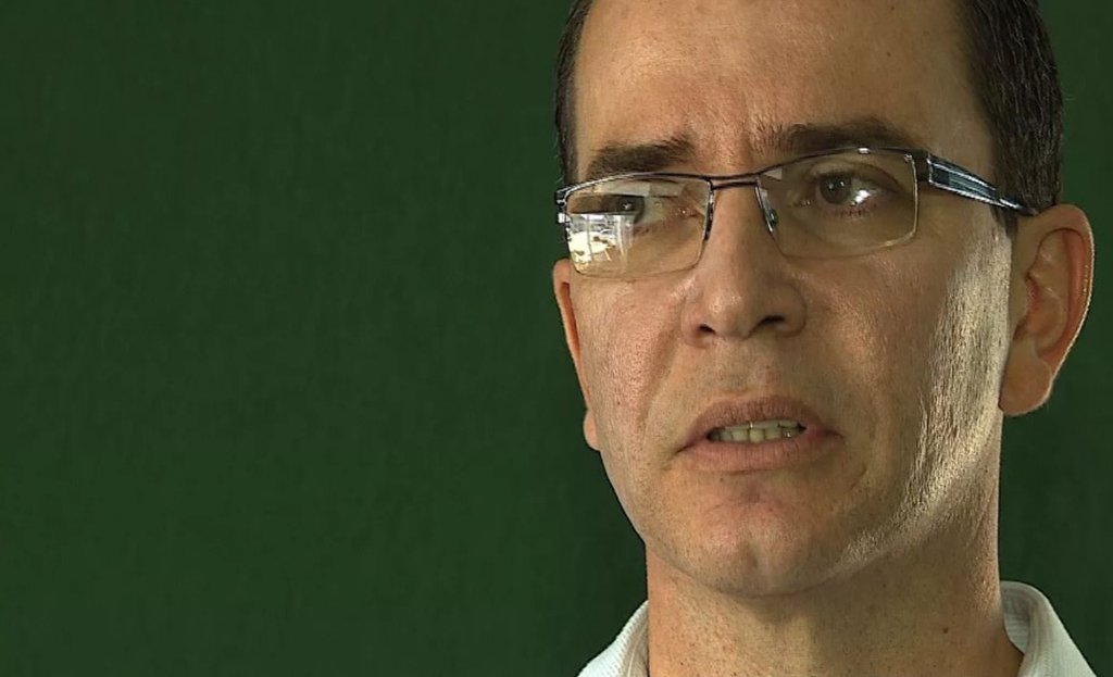 O ex-secretário da Saúde de Aracaju André Sotero lista problemas que enfrentou à frente da pasta ao longo dos cinco meses, ao justificar o seu pedido de demissão; segundo o ex-titular da pasta, mudaram a maneira de remunerar as horas extras sem ser avisado e sem comunicar aos funcionários; “Achei isto desrespeitoso. Desde então os funcionários estão sobrecarregados . É a maior dificuldade para conseguir quem faça hora extra. Está um caos”, afirmou Sotero (Foto: Leonardo Lucena) O ex-secretário da Saúde de Aracaju André Sotero lista problemas que enfrentou à frente da pasta ao longo dos cinco meses, ao justificar o seu pedido de demissão; segundo o ex-titular da pasta, mudaram a maneira de remunerar as horas extras sem ser avisado e sem comunicar aos funcionários; “Achei isto desrespeitoso. Desde então os funcionários estão sobrecarregados . É a maior dificuldade para conseguir quem faça hora extra. Está um caos”, afirmou Sotero