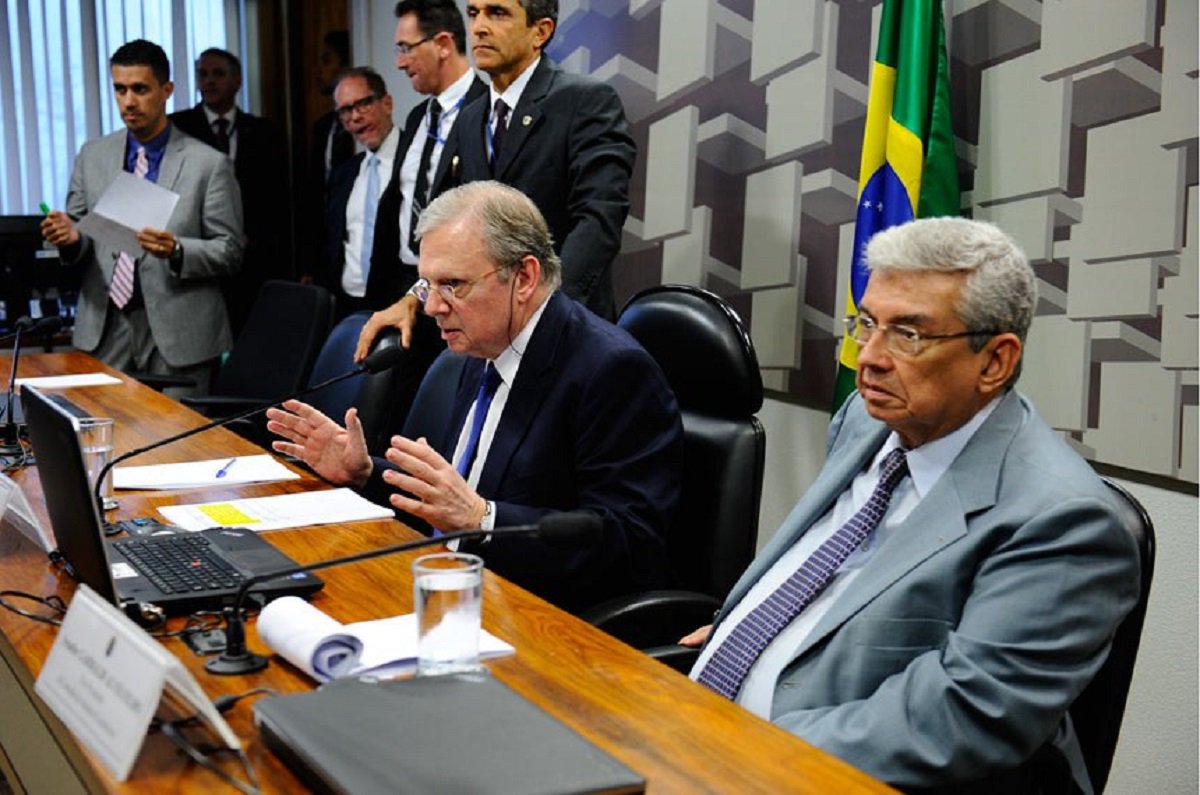 Após a tumultuada sessão da semana passada, o senador Tasso Jereissati (PSDB-CE) que preside a Comissão de Assuntos Econômicos (CAE), quer colocar em votação, na sessão de hoje (30), o projeto da reforma trabalhista. Tasso considera que o parecer elaborado pelo relator, senador Ricardo Ferraço (PSDB-ES), foi dado como lido na última sessão. Os senadores da oposição argumentam que o relatório não foi lido e que, por isso, a votação não pode acontecer. Na última sessão, após a confusão motivada pela tentativa de se evitar a leitura do voto do relator, Tasso deu como lido o relatório e concedeu vista coletiva do projeto, abrindo caminho para a votação na reunião desta terça-feira (Foto: Fatima 247) Após a tumultuada sessão da semana passada, o senador Tasso Jereissati (PSDB-CE) que preside a Comissão de Assuntos Econômicos (CAE), quer colocar em votação, na sessão de hoje (30), o projeto da reforma trabalhista. Tasso considera que o parecer elaborado pelo relator, senador Ricardo Ferraço (PSDB-ES), foi dado como lido na última sessão. Os senadores da oposição argumentam que o relatório não foi lido e que, por isso, a votação não pode acontecer. Na última sessão, após a confusão motivada pela tentativa de se evitar a leitura do voto do relator, Tasso deu como lido o relatório e concedeu vista coletiva do projeto, abrindo caminho para a votação na reunião desta terça-feira