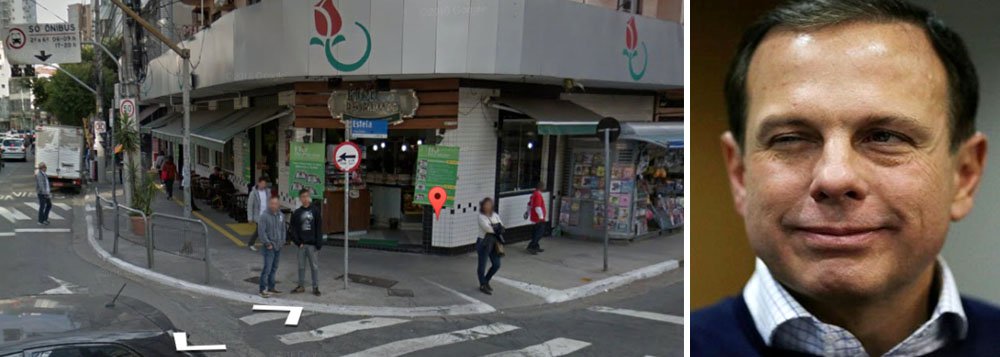Um grupo de ativistas está organizando distribuição de comida em frente a uma padaria de São Paulo que decidiu não vender mais lanche a quem quiser comprá-lo para dar a um morador de rua; funcionários da área de limpeza urbana da gestão do prefeito João Doria (PSDB) têm jogado jatos de água em moradores de rua para acordá-los; a padaria colocou um cartaz para informar que “não faz nenhum tipo de refeição para ser entregue a morador de rua”; na próxima semana haverá um protesto em frente à padaria Flor do Paraíso (Foto: Felipe L. Goncalves) Um grupo de ativistas está organizando distribuição de comida em frente a uma padaria de São Paulo que decidiu não vender mais lanche a quem quiser comprá-lo para dar a um morador de rua; funcionários da área de limpeza urbana da gestão do prefeito João Doria (PSDB) têm jogado jatos de água em moradores de rua para acordá-los; a padaria colocou um cartaz para informar que “não faz nenhum tipo de refeição para ser entregue a morador de rua”; na próxima semana haverá um protesto em frente à padaria Flor do Paraíso