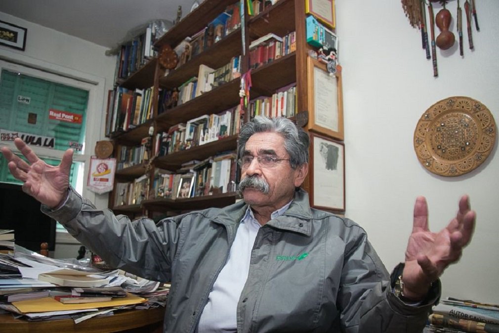 Em entrevista ao portal Sul 21, o ex-governador falou sobre sua decisão de não concorrer a nenhum cargo, sobre a conjuntura nacional e estadual, o sentido da experiência do governo que encabeçou no Rio Grande do Sul e, principalmente, sobre aqueles que considera ser os principais desafios da esquerda hoje: não se deixar consumir pelo eleitoralismo, retomar o trabalho de base e de formação e promover um amplo debate sobre o funcionamento da sociedade e do Estado brasileiro; crítico de longa hora dos erros e desvios do PT, ele, porém, não abraça a política da terra arrasada ou do desânimo. Pelo contrário, cita versos de Carlos Drummond de Andrade e de Mário Quintana para falar da importância de se permanecer juntos em meio às agruras do presente, perder as ilusões, mas não perder a esperança (Foto: José Barbacena) Em entrevista ao portal Sul 21, o ex-governador falou sobre sua decisão de não concorrer a nenhum cargo, sobre a conjuntura nacional e estadual, o sentido da experiência do governo que encabeçou no Rio Grande do Sul e, principalmente, sobre aqueles que considera ser os principais desafios da esquerda hoje: não se deixar consumir pelo eleitoralismo, retomar o trabalho de base e de formação e promover um amplo debate sobre o funcionamento da sociedade e do Estado brasileiro; crítico de longa hora dos erros e desvios do PT, ele, porém, não abraça a política da terra arrasada ou do desânimo. Pelo contrário, cita versos de Carlos Drummond de Andrade e de Mário Quintana para falar da importância de se permanecer juntos em meio às agruras do presente, perder as ilusões, mas não perder a esperança