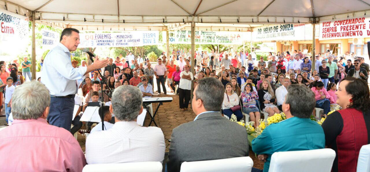 Foi assinado convênio de R$ 1 milhão entre o governo estadual e a prefeitura da cidade, cujos recursos serão aplicados para reconstruir a malha viária do município, que fica no Vale São Patrício; também foi autorizada a construção de 220 unidades habitacionais no município, com investimentos de R$ 16,2 milhões, uma viatura para a Polícia Militar e R$ 1 milhão a serem aplicados na Saúde; os investimentos em Rialma totalizam R$ 18,2 milhões por meio do programa (Foto: Leonardo Lucena) Foi assinado convênio de R$ 1 milhão entre o governo estadual e a prefeitura da cidade, cujos recursos serão aplicados para reconstruir a malha viária do município, que fica no Vale São Patrício; também foi autorizada a construção de 220 unidades habitacionais no município, com investimentos de R$ 16,2 milhões, uma viatura para a Polícia Militar e R$ 1 milhão a serem aplicados na Saúde; os investimentos em Rialma totalizam R$ 18,2 milhões por meio do programa