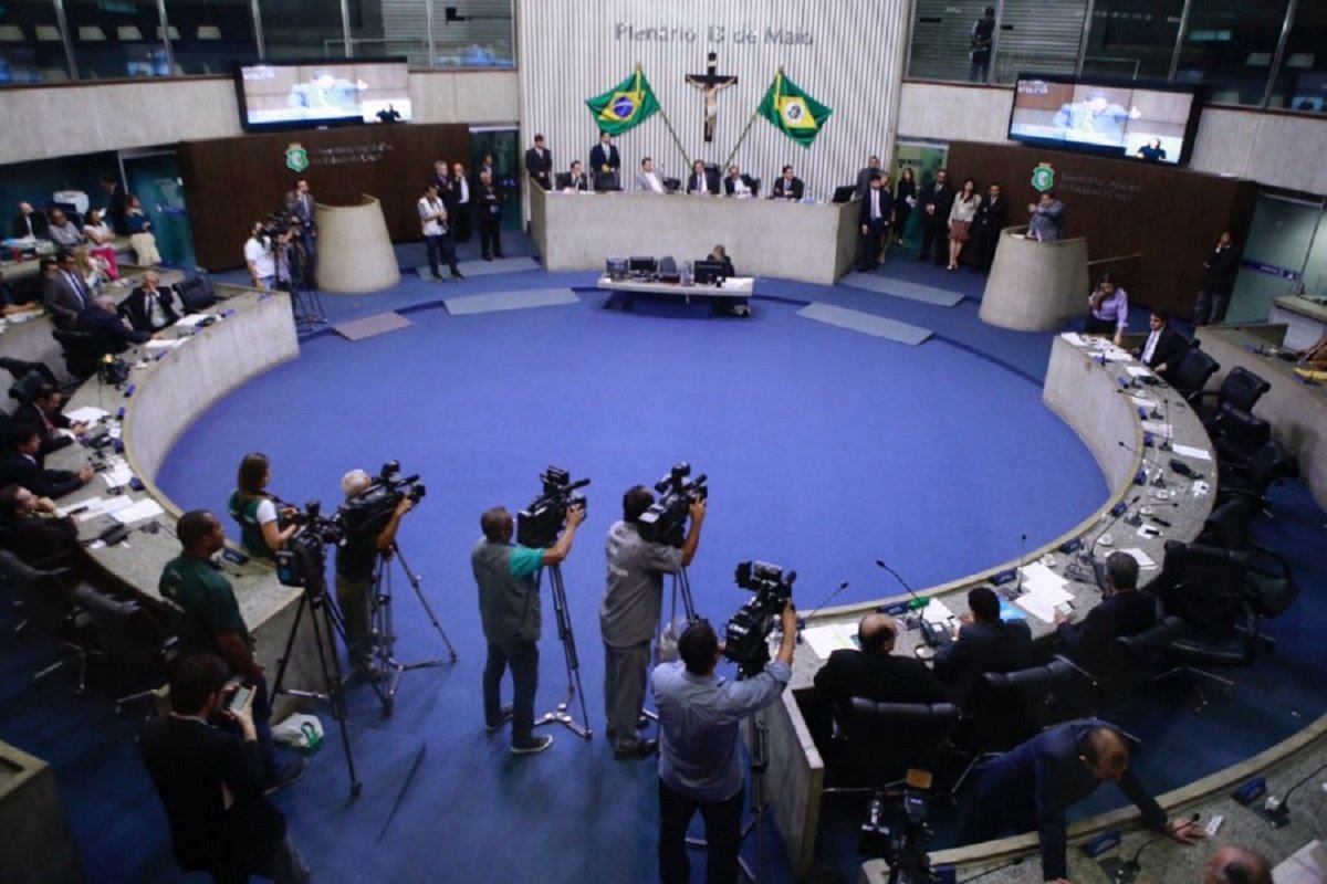 Após aprovar, o projeto da Lei de Diretrizes Orçamentárias (LDO), que define as diretrizes, metas e prioridades para a elaboração e execução da Lei Orçamentária Anual (LOA) para 2018, a Assembleia Legislativa, realizou ontem a última sessão do primeiro semestre e entrou em recesso até 31 de julho. Na mesma sessão também foi aprovada, em primeiro turno, a PEC que extingue o Tribunal de Contas dos Municípios. A matéria só será votada no Plenário em segundo turno no próximo semestre legislativo
(Foto: Fatima 247) Após aprovar, o projeto da Lei de Diretrizes Orçamentárias (LDO), que define as diretrizes, metas e prioridades para a elaboração e execução da Lei Orçamentária Anual (LOA) para 2018, a Assembleia Legislativa, realizou ontem a última sessão do primeiro semestre e entrou em recesso até 31 de julho. Na mesma sessão também foi aprovada, em primeiro turno, a PEC que extingue o Tribunal de Contas dos Municípios. A matéria só será votada no Plenário em segundo turno no próximo semestre legislativo