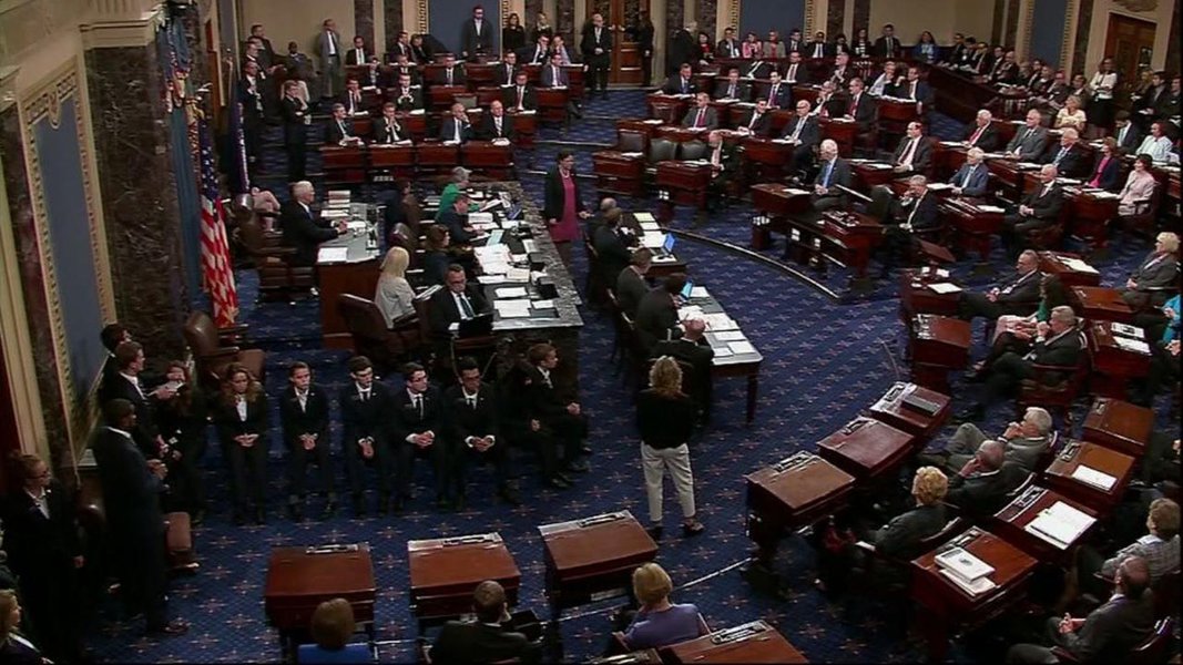Senado dos Estados Unidos rejeitou nesta quarta-feira, 26, por 45 votos a favor e 55 contra, um projeto para revogar a lei de saúde criada pelo ex-presidente Barack Obama, conhecida como Obamacare, que previa uma margem de dois anos para elaborar uma alternativa para o sistema atualmente em vigor no país; segundo cálculos do Escritório de Orçamento do Congresso, a proposta rejeitada hoje faria com que 32 milhões de pessoas perdessem seus planos de saúde em dez anos (Foto: Aquiles Lins) Senado dos Estados Unidos rejeitou nesta quarta-feira, 26, por 45 votos a favor e 55 contra, um projeto para revogar a lei de saúde criada pelo ex-presidente Barack Obama, conhecida como Obamacare, que previa uma margem de dois anos para elaborar uma alternativa para o sistema atualmente em vigor no país; segundo cálculos do Escritório de Orçamento do Congresso, a proposta rejeitada hoje faria com que 32 milhões de pessoas perdessem seus planos de saúde em dez anos