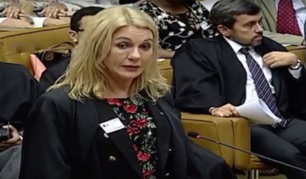 Supremo Tribunal Federal começou a julgar nesta quarta-feira 7 a legalidade da mudança de nome de transexuais no registro civil sem a necessidade de cirurgia para mudança de sexo; o destaque do primeiro dia de julgamento foi a manifestação da advogada Gisele Alessandra Schmidt e Silva, primeira transexual a subir à tribuna do STF (Foto: Gisele Federicce) Supremo Tribunal Federal começou a julgar nesta quarta-feira 7 a legalidade da mudança de nome de transexuais no registro civil sem a necessidade de cirurgia para mudança de sexo; o destaque do primeiro dia de julgamento foi a manifestação da advogada Gisele Alessandra Schmidt e Silva, primeira transexual a subir à tribuna do STF