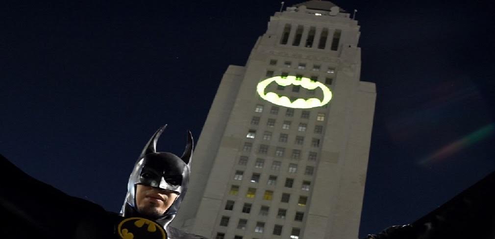 Prefeitura de Los Angeles homenageia o mais famoso intérprete do Batman; cidade norte-americana emite "bat-sinal" para relembrar Adam West, falecido na sexta-feira (9), aos 88 anos (Foto: Charles Nisz) Prefeitura de Los Angeles homenageia o mais famoso intérprete do Batman; cidade norte-americana emite "bat-sinal" para relembrar Adam West, falecido na sexta-feira (9), aos 88 anos