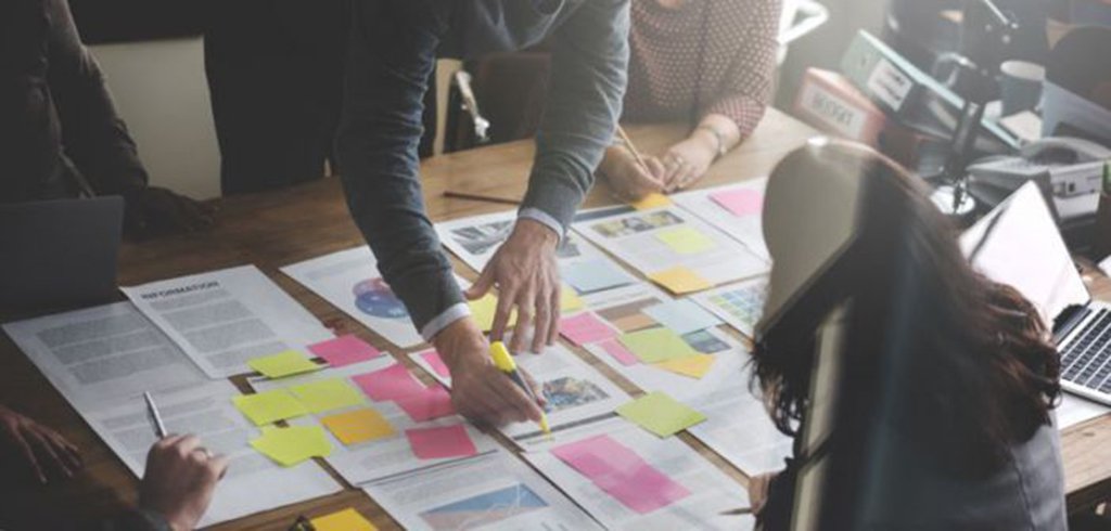 "Tive uma conversa muito interessante recentemente com um empreendedor que trabalha em uma grande empresa de tecnologia americana, no Rio de Janeiro. Ele acaba de vender o MVP da startup dele (que ele começou no começo do ano) por R$ 120 mil, para uma outra startup do ramo", relata Felipe Moreno, editor-chefe do StartSe e fundador da startup Middi; "Embora eu não possa revelar o nome ou da startup sem que ele tenha alguns problemas pessoais por conta disso, posso contar um pouco sobre a “técnica” que permitiu com que ele montasse a startup dele e vendesse em tempo recorde. Enquanto manteve o emprego na empresa"; confira (Foto: Leonardo Lucena) "Tive uma conversa muito interessante recentemente com um empreendedor que trabalha em uma grande empresa de tecnologia americana, no Rio de Janeiro. Ele acaba de vender o MVP da startup dele (que ele começou no começo do ano) por R$ 120 mil, para uma outra startup do ramo", relata Felipe Moreno, editor-chefe do StartSe e fundador da startup Middi; "Embora eu não possa revelar o nome ou da startup sem que ele tenha alguns problemas pessoais por conta disso, posso contar um pouco sobre a “técnica” que permitiu com que ele montasse a startup dele e vendesse em tempo recorde. Enquanto manteve o emprego na empresa"; confira