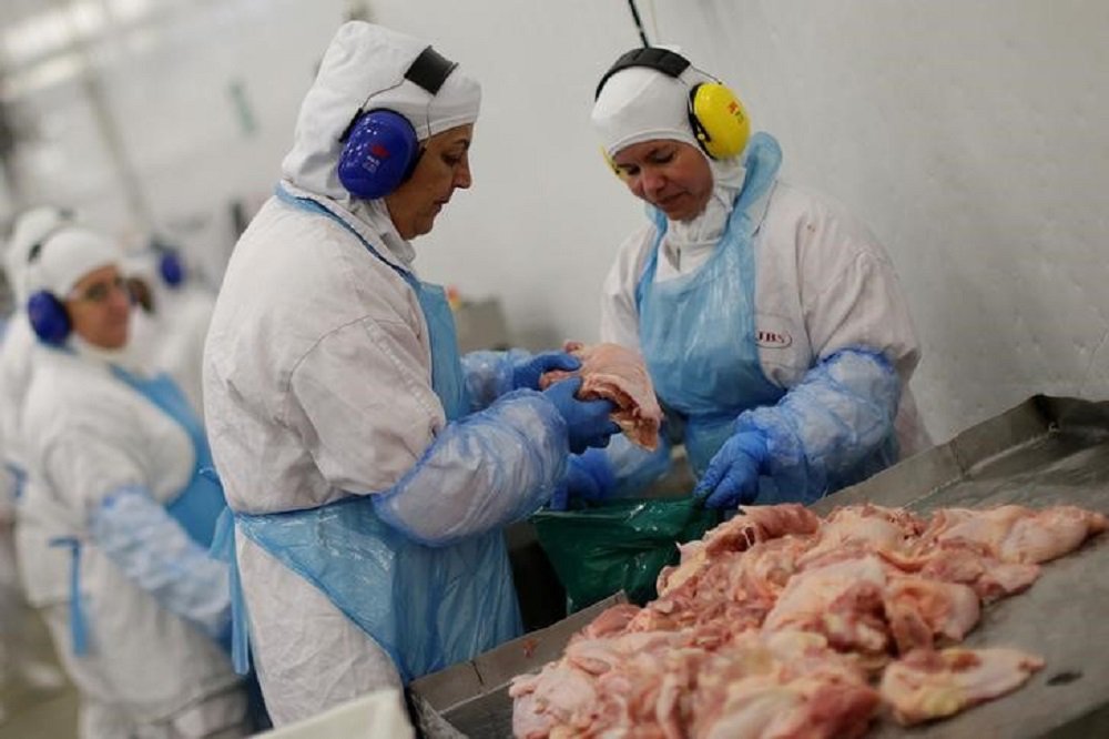Funcionários durante visita técnica à unidade da JBS em Lapa, no Paraná 21/3/2017 REUTERS/Ueslei Marcelino (Foto: Leonardo Attuch) Funcionários durante visita técnica à unidade da JBS em Lapa, no Paraná 21/3/2017 REUTERS/Ueslei Marcelino