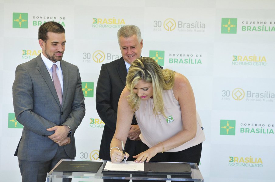 O governo de Brasília empossou 195 técnicos de enfermagem aprovados em concurso, que garantirão a reabertura de 58 leitos dos 88 leitos bloqueados de UTI; eles fazem parte do grupo de 725 nomeados no início de maio para a rede pública de saúde; além dos técnicos de enfermagem, foram nomeados 112 servidores para a saúde pública do DF; segundo o governo, após as novas aquisições, são mais de 3 mil servidores da Saúde empossados na atual gestão; apesar de impedido de fazer novas contratações, por estar no limite prudencial da LRF, o executivo disse ter atuado de acordo com a legislação para nomear esses profissionais (Foto: Leonardo Lucena) O governo de Brasília empossou 195 técnicos de enfermagem aprovados em concurso, que garantirão a reabertura de 58 leitos dos 88 leitos bloqueados de UTI; eles fazem parte do grupo de 725 nomeados no início de maio para a rede pública de saúde; além dos técnicos de enfermagem, foram nomeados 112 servidores para a saúde pública do DF; segundo o governo, após as novas aquisições, são mais de 3 mil servidores da Saúde empossados na atual gestão; apesar de impedido de fazer novas contratações, por estar no limite prudencial da LRF, o executivo disse ter atuado de acordo com a legislação para nomear esses profissionais