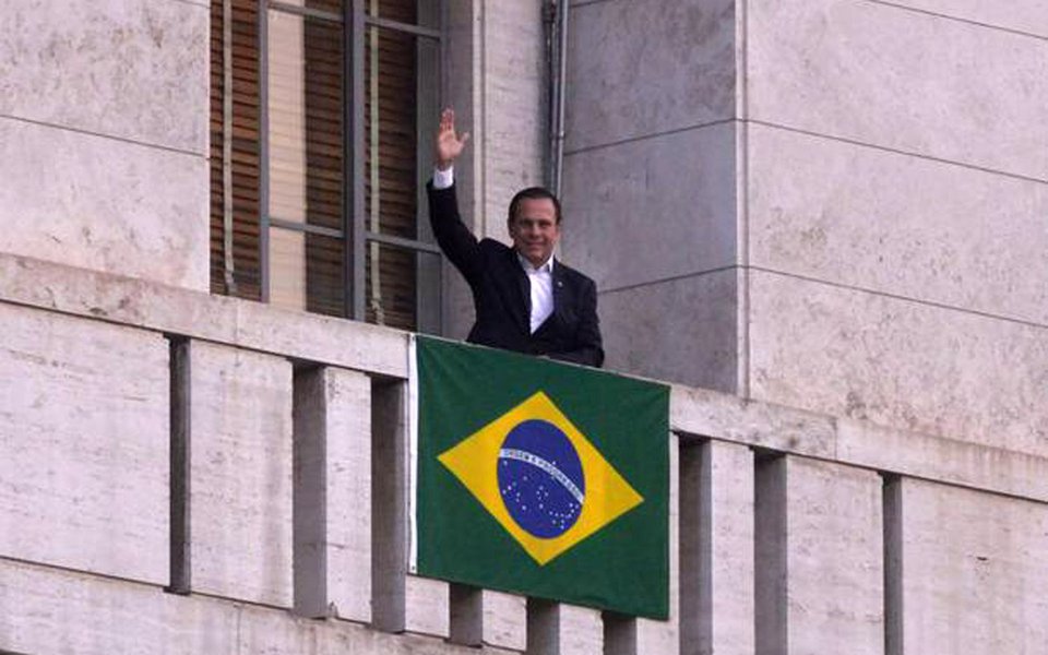 O prefeito de São Paulo Joao Doria Junior (PSDB) orientou o time de prefeitos regionais a espalhar pela capital bandeiras do Brasil com a desculpa de que é preciso despertar o espírito cívico da população. Mas a medida, segundo o Estadão desta quarta (26), foi tomada após a condenação de Lula no caso triplex e ainda pode estar atrelada a um plano para projetar Doria no "tabuleiro nacional"; leia reportagem do GGN (Foto: Leonardo Attuch) O prefeito de São Paulo Joao Doria Junior (PSDB) orientou o time de prefeitos regionais a espalhar pela capital bandeiras do Brasil com a desculpa de que é preciso despertar o espírito cívico da população. Mas a medida, segundo o Estadão desta quarta (26), foi tomada após a condenação de Lula no caso triplex e ainda pode estar atrelada a um plano para projetar Doria no "tabuleiro nacional"; leia reportagem do GGN