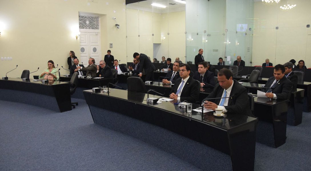 Os deputados estaduais aprovaram o Projeto de Lei que autoriza o Estado a contratar operação de crédito junto ao Banco do Brasil, na ordem de R$ 620.729 milhões, para a implantação do Programa de Investimentos Conecta Alagoas; os recursos serão investidos na melhoria da infraestrutura rodoviária do Estado, por meio de obras de duplicação de rodovias, interligações e universalização de acessos em asfalto (Foto: Voney Malta) Os deputados estaduais aprovaram o Projeto de Lei que autoriza o Estado a contratar operação de crédito junto ao Banco do Brasil, na ordem de R$ 620.729 milhões, para a implantação do Programa de Investimentos Conecta Alagoas; os recursos serão investidos na melhoria da infraestrutura rodoviária do Estado, por meio de obras de duplicação de rodovias, interligações e universalização de acessos em asfalto