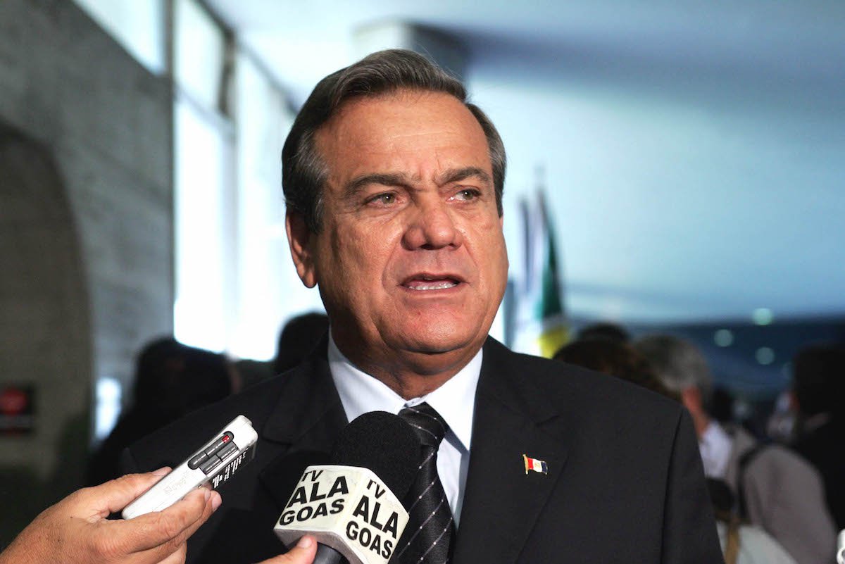 Sondado pelo PSDB e DEM para disputar o governo de Alagoas ou Senado em 2018 pela oposição, o deputado federal Ronaldo Lessa (PDT) deve mesmo tentar renovar o seu mandato; o parlamentar avalia que o governador Renan Filho (PMDB), a quem apoiou em 2014, é favorito; Ronaldo Lessa, apesar de ter firmado uma aliança em Maceió com os tucanos, deve manter apoio ao governador; outra situação que conspira a favor e os aproxima é a posição dos Calheiros em relação a Michel Temer e Lula (Foto: Voney Malta) Sondado pelo PSDB e DEM para disputar o governo de Alagoas ou Senado em 2018 pela oposição, o deputado federal Ronaldo Lessa (PDT) deve mesmo tentar renovar o seu mandato; o parlamentar avalia que o governador Renan Filho (PMDB), a quem apoiou em 2014, é favorito; Ronaldo Lessa, apesar de ter firmado uma aliança em Maceió com os tucanos, deve manter apoio ao governador; outra situação que conspira a favor e os aproxima é a posição dos Calheiros em relação a Michel Temer e Lula