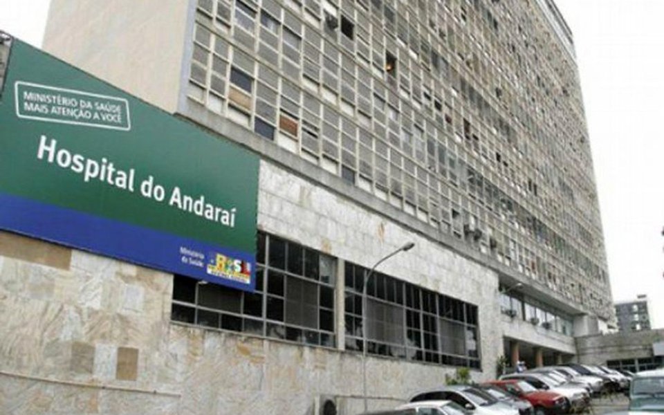A comissão externa de parlamentares da Câmara dos Deputados que vem vistoriando hospitais federais do Rio constatou problemas ligados à falta de integração entre estado, município e governo federal na organização das vagas hospitalares no Rio; parlamentares visitaram, desde o início do mês, as sedes dos sistemas municipal e estadual de regulação e avaliaram que vagas ficam ociosas ao mesmo tempo em que há dificuldade no encaminhamento de pacientes para atendimento especializado (Foto: Leonardo Lucena) A comissão externa de parlamentares da Câmara dos Deputados que vem vistoriando hospitais federais do Rio constatou problemas ligados à falta de integração entre estado, município e governo federal na organização das vagas hospitalares no Rio; parlamentares visitaram, desde o início do mês, as sedes dos sistemas municipal e estadual de regulação e avaliaram que vagas ficam ociosas ao mesmo tempo em que há dificuldade no encaminhamento de pacientes para atendimento especializado
