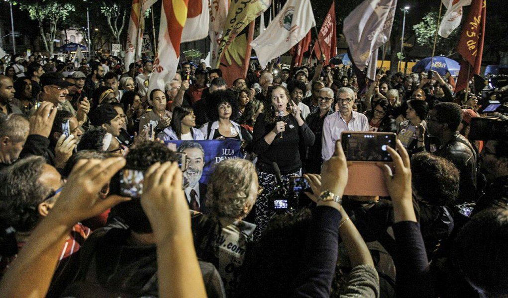Em discurso no início da noite de hoje na Cinelândia, na cidade do Rio de Janeiro, a deputada federal Jandira Feghali (PCdoB-RJ) afirmou que a manifestação tem duas razões principais que se misturam: a luta contra as reformas e entrega das riquezas do país pelo governo de Michel Temer e a defesa do ex-presidente Lula; “Nós defendemos Lula porque ele é alvo de uma operação à direita, golpista, e condená-lo sem prova significa dar sequência a esse projeto contra o Brasil”, disse a parlamentar (Foto: Aquiles Lins) Em discurso no início da noite de hoje na Cinelândia, na cidade do Rio de Janeiro, a deputada federal Jandira Feghali (PCdoB-RJ) afirmou que a manifestação tem duas razões principais que se misturam: a luta contra as reformas e entrega das riquezas do país pelo governo de Michel Temer e a defesa do ex-presidente Lula; “Nós defendemos Lula porque ele é alvo de uma operação à direita, golpista, e condená-lo sem prova significa dar sequência a esse projeto contra o Brasil”, disse a parlamentar