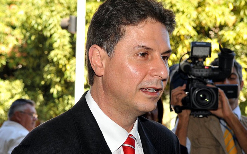O Conselho Nacional do MP reabriu o inquérito contra o ex-procurador geral de Justiça do Distrito Federal Leonardo Bandarra, suspeito de ter apresentado declaração falsa de bens e rendas ao departamento de recursos humanos do Ministério Público (MPDFT) quando trabalhava no órgão; uma casa em que mora no Lago Sul, bairro nobre de Brasília, foi comprado em 2008 por R$ 830 mil, mas a auditoria da Receita apurou que ele pode ter sido negociado por R$ 1,3 milhão (Foto: Leonardo Lucena) O Conselho Nacional do MP reabriu o inquérito contra o ex-procurador geral de Justiça do Distrito Federal Leonardo Bandarra, suspeito de ter apresentado declaração falsa de bens e rendas ao departamento de recursos humanos do Ministério Público (MPDFT) quando trabalhava no órgão; uma casa em que mora no Lago Sul, bairro nobre de Brasília, foi comprado em 2008 por R$ 830 mil, mas a auditoria da Receita apurou que ele pode ter sido negociado por R$ 1,3 milhão
