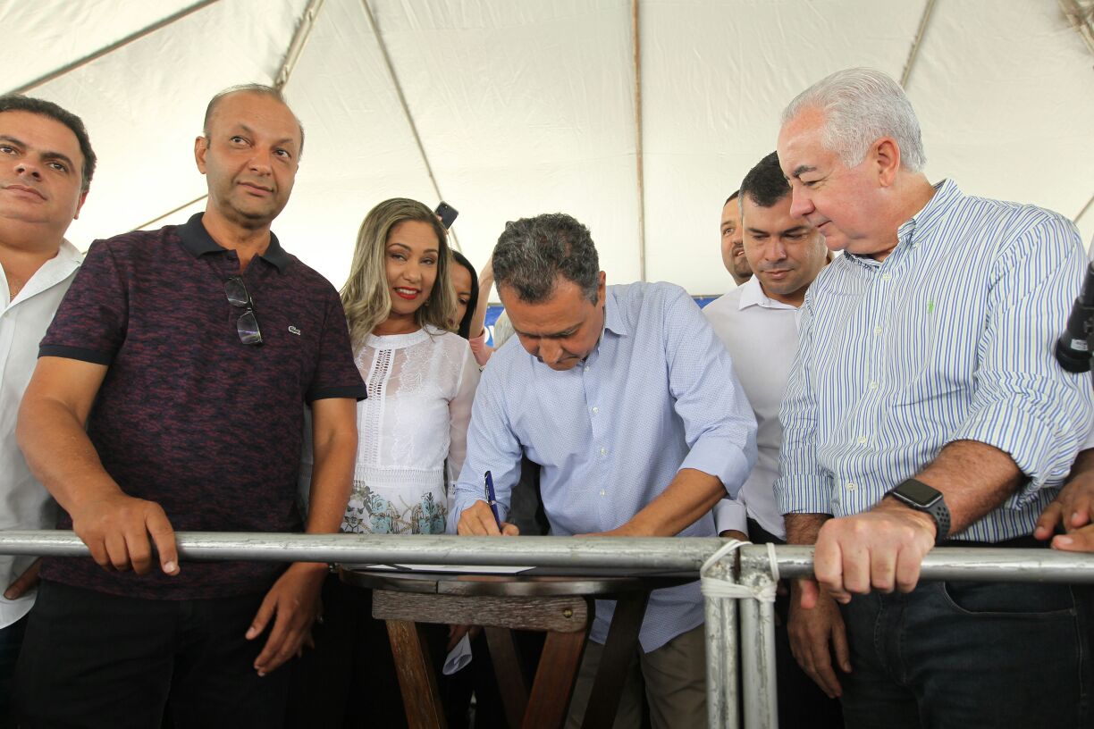 Em visita á cidade de Quijingue, o governador da Bahia, Rui Costa, autorizou investimentos na ordem de R$ 6 milhões para recuperar e pavimentar mais de 34 km da BA-381, no nordeste baiano; o trecho liga o contorno do município de Euclides da Cunha, na BR-116, com o município de Quijingue, e somente com esta intervenção, o governo estadual beneficia cerca de 150 mil baianos que moram na região; a via é uma importante rota para o escoamento das produções da agricultura, pecuária e avicultura (Foto: Leonardo Lucena) Em visita á cidade de Quijingue, o governador da Bahia, Rui Costa, autorizou investimentos na ordem de R$ 6 milhões para recuperar e pavimentar mais de 34 km da BA-381, no nordeste baiano; o trecho liga o contorno do município de Euclides da Cunha, na BR-116, com o município de Quijingue, e somente com esta intervenção, o governo estadual beneficia cerca de 150 mil baianos que moram na região; a via é uma importante rota para o escoamento das produções da agricultura, pecuária e avicultura
