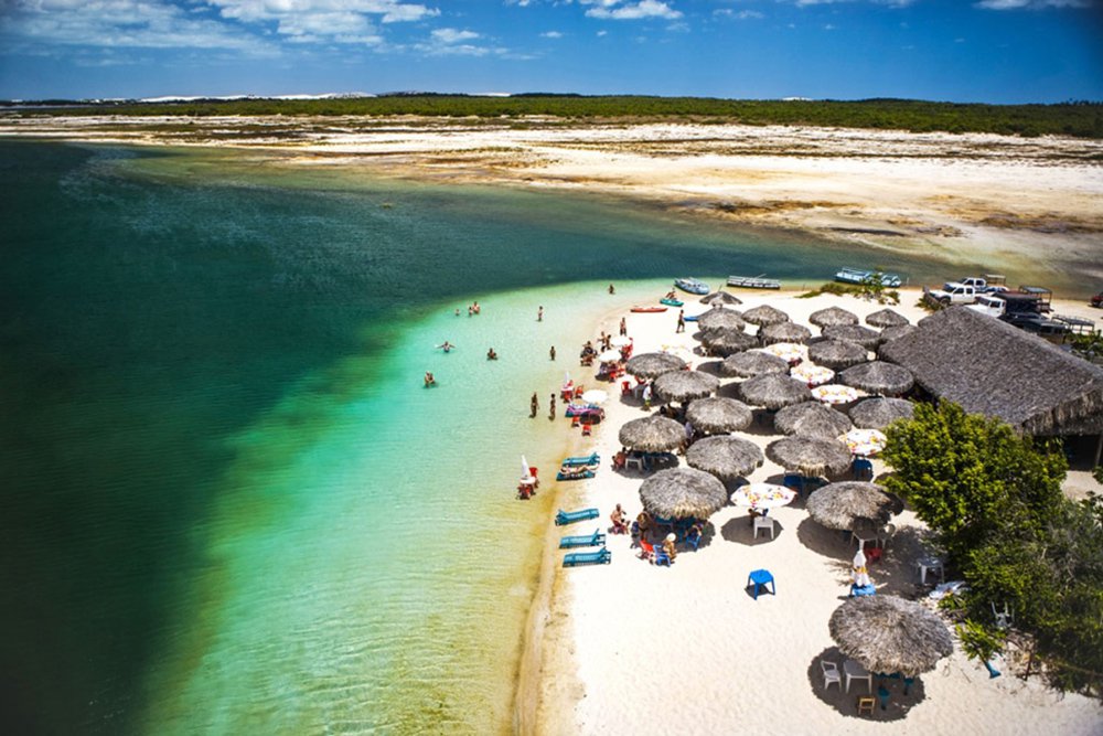 O Ministério Público Federal no Ceará (MPF-CE) entrou com ação na Justiça para barrar a construção de um empreendimento particular nas margens da Lagoa do Paraíso, em Jericoacoara; o MPF alega que os responsáveis pela obra estão construindo de forma fracionada para driblar um licenciamento mais rigoroso exigido para construções no local - a lagoa faz parte da Área de Proteção Ambiental da Lagoa de Jijoca (Foto: Charles Nisz) O Ministério Público Federal no Ceará (MPF-CE) entrou com ação na Justiça para barrar a construção de um empreendimento particular nas margens da Lagoa do Paraíso, em Jericoacoara; o MPF alega que os responsáveis pela obra estão construindo de forma fracionada para driblar um licenciamento mais rigoroso exigido para construções no local - a lagoa faz parte da Área de Proteção Ambiental da Lagoa de Jijoca