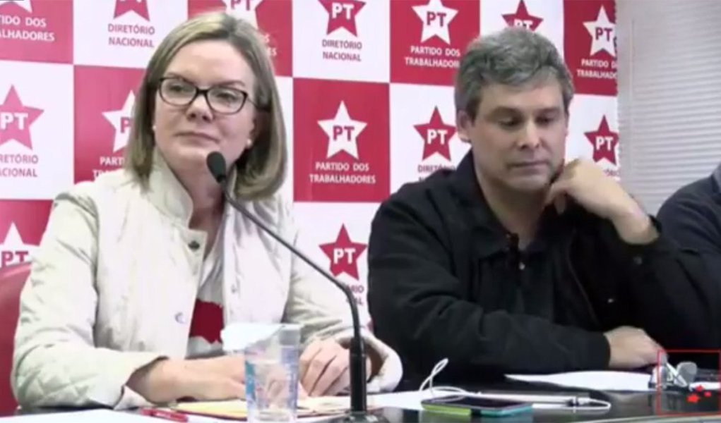 Presidente nacional do PT, senadora Gleisi Hoffmann, realiza um bate-papo com o advogado Cristiano Zanin, que defende o ex-presidente Lula; encontro acontece no Diretório Nacional do PT, em São Paulo; além de Gleisi e Zanin, também participam da conversa os líderes do partido na Câmara e no Senado, o deputado federal Carlos Zarattini e o senador Lindbergh Farias, e dos vice-presidentes Marcio Macedo, Paulo Teixeira (Foto: Aquiles Lins) Presidente nacional do PT, senadora Gleisi Hoffmann, realiza um bate-papo com o advogado Cristiano Zanin, que defende o ex-presidente Lula; encontro acontece no Diretório Nacional do PT, em São Paulo; além de Gleisi e Zanin, também participam da conversa os líderes do partido na Câmara e no Senado, o deputado federal Carlos Zarattini e o senador Lindbergh Farias, e dos vice-presidentes Marcio Macedo, Paulo Teixeira