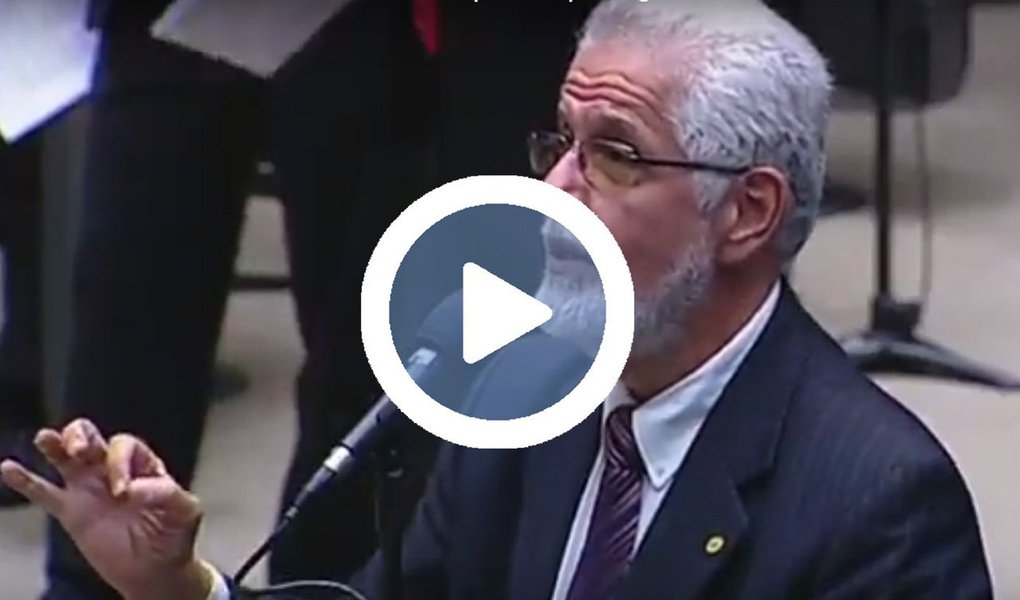 Deputado federal Jorge Solla (PT-BA) apresentou nesta quarta-feira (31) denúncia à Procuradoria Geral da República (PGR) contra o ministro da Saúde, Ricardo Barros, pela compra ilegal de medicamentos junto ao laboratório Blau Farmacêutica; duas compras são questionadas porque o próprio ministério fabrica estes medicamentos – a Alfaepoetina e a Ribavirina – através da Fundação Osvaldo Cruz (Fiocruz); em nota, o ministério da Saúde explica o motivo da aquisição dos três medicamentos (Foto: Aquiles Lins) Deputado federal Jorge Solla (PT-BA) apresentou nesta quarta-feira (31) denúncia à Procuradoria Geral da República (PGR) contra o ministro da Saúde, Ricardo Barros, pela compra ilegal de medicamentos junto ao laboratório Blau Farmacêutica; duas compras são questionadas porque o próprio ministério fabrica estes medicamentos – a Alfaepoetina e a Ribavirina – através da Fundação Osvaldo Cruz (Fiocruz); em nota, o ministério da Saúde explica o motivo da aquisição dos três medicamentos