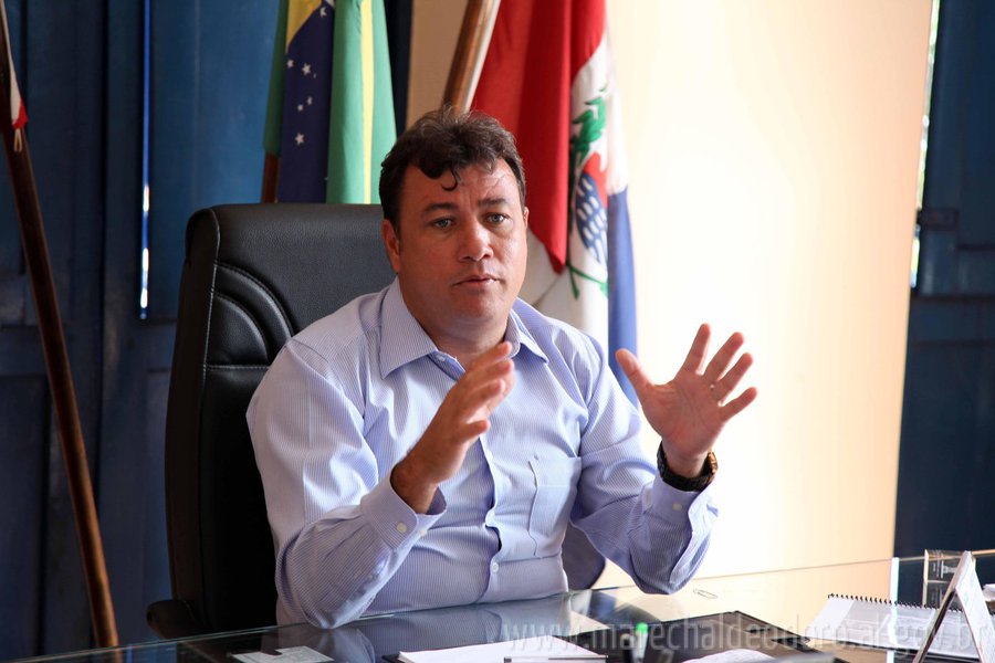 Acusado pela Polícia Federal de chefiar um esquema criminoso na Prefeitura de Marechal Deodoro, município da região metropolitana de Maceió, o advogado Fábio Ferrário afirmou que o seu cliente, o ex-prefeito Cristiano Matheus, está tranquilo; Ferrário já esteve na sede da PF para informar que "ele está viajando e que só deve voltar para Alagoas na próxima terça-feira (25) e que, assim que chegar, irá se apresentar à polícia"; o ex-prefeito é suspeito de chefiar um esquema criminoso responsável por causar desfalque da ordem de R$ 6 milhões, entre os anos de 2011 e 2014 (Foto: Voney Malta) Acusado pela Polícia Federal de chefiar um esquema criminoso na Prefeitura de Marechal Deodoro, município da região metropolitana de Maceió, o advogado Fábio Ferrário afirmou que o seu cliente, o ex-prefeito Cristiano Matheus, está tranquilo; Ferrário já esteve na sede da PF para informar que "ele está viajando e que só deve voltar para Alagoas na próxima terça-feira (25) e que, assim que chegar, irá se apresentar à polícia"; o ex-prefeito é suspeito de chefiar um esquema criminoso responsável por causar desfalque da ordem de R$ 6 milhões, entre os anos de 2011 e 2014