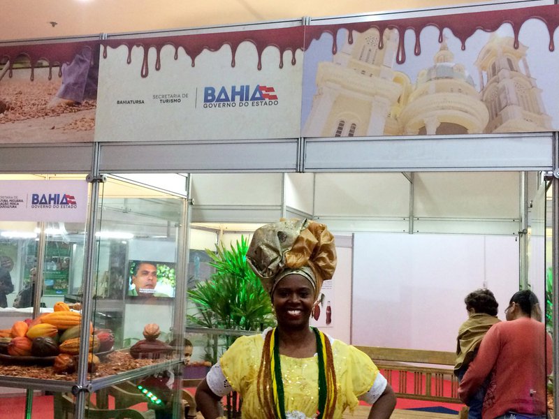 O Chocolat Bahia 2017, que teve apoio do governo do Estado, também bateu recordes de público e de negócios; cerca de 60 mil pessoas visitaram o Centro de Convenções, gerando um movimento de R$ 10 milhões; um dos destaques do festival foi o lançamento, pelo Governo da Bahia, da Estrada do Chocolate, a primeira estrada temática do estado, que irá abranger os municípios de Ilhéus e Uruçuca; no roteiro, os turistas poderão conhecer a cultura do cacau e produção do chocolate, com visitas a fazendas/fábricas de chocolate gourmet ao longo da rodovia BA-262, com sítios históricos, rios, cachoeiras e áreas de preservação ambiental (Foto: Romulo Faro) O Chocolat Bahia 2017, que teve apoio do governo do Estado, também bateu recordes de público e de negócios; cerca de 60 mil pessoas visitaram o Centro de Convenções, gerando um movimento de R$ 10 milhões; um dos destaques do festival foi o lançamento, pelo Governo da Bahia, da Estrada do Chocolate, a primeira estrada temática do estado, que irá abranger os municípios de Ilhéus e Uruçuca; no roteiro, os turistas poderão conhecer a cultura do cacau e produção do chocolate, com visitas a fazendas/fábricas de chocolate gourmet ao longo da rodovia BA-262, com sítios históricos, rios, cachoeiras e áreas de preservação ambiental