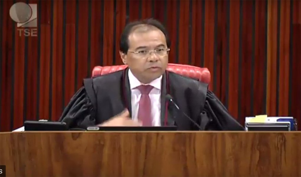 Vice-procurador-geral eleitoral, Nicolao Dino, defendeu durante a sessão de julgamento no Tribunal Superior Eleitoral (TSE) a cassação como um todo da chapa Dilma-Temer por haver fatos e provas que que configuram ter havido abuso de poder econômico na campanha presidencial de 2014; apesar de pedir a condenação da chapa como um todo, Nicolao Dino propôs a pena de perda de direitos políticos apenas para a presidente eleita Dilma, por responsabilidade, mas não para Michel Temer (Foto: Aquiles Lins) Vice-procurador-geral eleitoral, Nicolao Dino, defendeu durante a sessão de julgamento no Tribunal Superior Eleitoral (TSE) a cassação como um todo da chapa Dilma-Temer por haver fatos e provas que que configuram ter havido abuso de poder econômico na campanha presidencial de 2014; apesar de pedir a condenação da chapa como um todo, Nicolao Dino propôs a pena de perda de direitos políticos apenas para a presidente eleita Dilma, por responsabilidade, mas não para Michel Temer