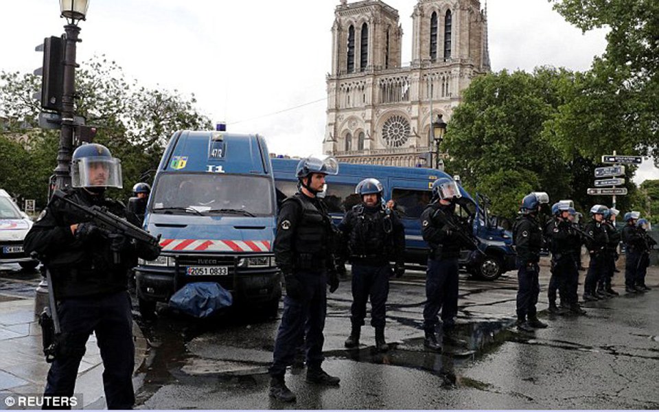 Polícia de Paris atirou e feriu um homem que atacou um policial do lado de fora da catedral de Notre Dame ; polícia havia dito anteriormente que estava lidando com um incidente no pátio que fica do lado de fora do ponto turístico internacionalmente conhecido, e pediu que o público mantivesse distância da área; policiais atiraram no homem depois que ele os ameaçou com um martelo e se recusou a parar; um policial ficou levemente ferido; motivo do ataque ainda não é conhecido (Foto: Paulo Emílio) Polícia de Paris atirou e feriu um homem que atacou um policial do lado de fora da catedral de Notre Dame ; polícia havia dito anteriormente que estava lidando com um incidente no pátio que fica do lado de fora do ponto turístico internacionalmente conhecido, e pediu que o público mantivesse distância da área; policiais atiraram no homem depois que ele os ameaçou com um martelo e se recusou a parar; um policial ficou levemente ferido; motivo do ataque ainda não é conhecido