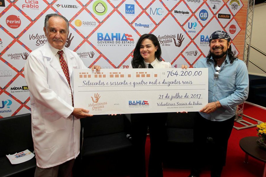 A primeira-dama do Estado e presidente das Voluntárias Sociais da Bahia, Aline Peixoto, entregou nesta terça-feira o valor arrecadado no Forró Solidário ao Hospital Aristides Maltez; a doação de R$ 764,2 mil será utilizada na construção de uma UTI, com 10 leitos, e na ampliação do Centro Cirúrgico do hospital; "O que eu queria deixar no marco da gestão das Voluntárias era mobilizar as pessoas a ajudar o próximo e, graças a Deus, eu estou deixando este legado. A gente fez isso no show de Ivete (Sangalo) com o Martagão que deu super certo, estamos fazendo agora com Bell", disse a primeira-dama (Foto: Romulo Faro) A primeira-dama do Estado e presidente das Voluntárias Sociais da Bahia, Aline Peixoto, entregou nesta terça-feira o valor arrecadado no Forró Solidário ao Hospital Aristides Maltez; a doação de R$ 764,2 mil será utilizada na construção de uma UTI, com 10 leitos, e na ampliação do Centro Cirúrgico do hospital; "O que eu queria deixar no marco da gestão das Voluntárias era mobilizar as pessoas a ajudar o próximo e, graças a Deus, eu estou deixando este legado. A gente fez isso no show de Ivete (Sangalo) com o Martagão que deu super certo, estamos fazendo agora com Bell", disse a primeira-dama