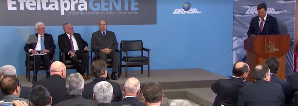 Com sua gestão desaprovada por 70% dos brasileiros, segundo pesquisa CNI/Ibope, divulgada nesta quinta-feira (27), Michel Temer afirmou que não faltam a ele e nem a sua equipe "ousadia, coragem e fé" para continuar governando o país; "Vocês sabem todos, os senhores e as senhoras, que coragem, ousadia e fé não nos faltam. Nem a mim nem à equipe que nós conduzimos. E é interessante, de vez em quando penso que especialmente nesses últimos 60 dias, como o Brasil cresceu, como se produziu nesse período, que coisa incrível", disse; para Temer, graças a ele, agora "todos" querem investir no Brasil (Foto: Paulo Emílio) Com sua gestão desaprovada por 70% dos brasileiros, segundo pesquisa CNI/Ibope, divulgada nesta quinta-feira (27), Michel Temer afirmou que não faltam a ele e nem a sua equipe "ousadia, coragem e fé" para continuar governando o país; "Vocês sabem todos, os senhores e as senhoras, que coragem, ousadia e fé não nos faltam. Nem a mim nem à equipe que nós conduzimos. E é interessante, de vez em quando penso que especialmente nesses últimos 60 dias, como o Brasil cresceu, como se produziu nesse período, que coisa incrível", disse; para Temer, graças a ele, agora "todos" querem investir no Brasil