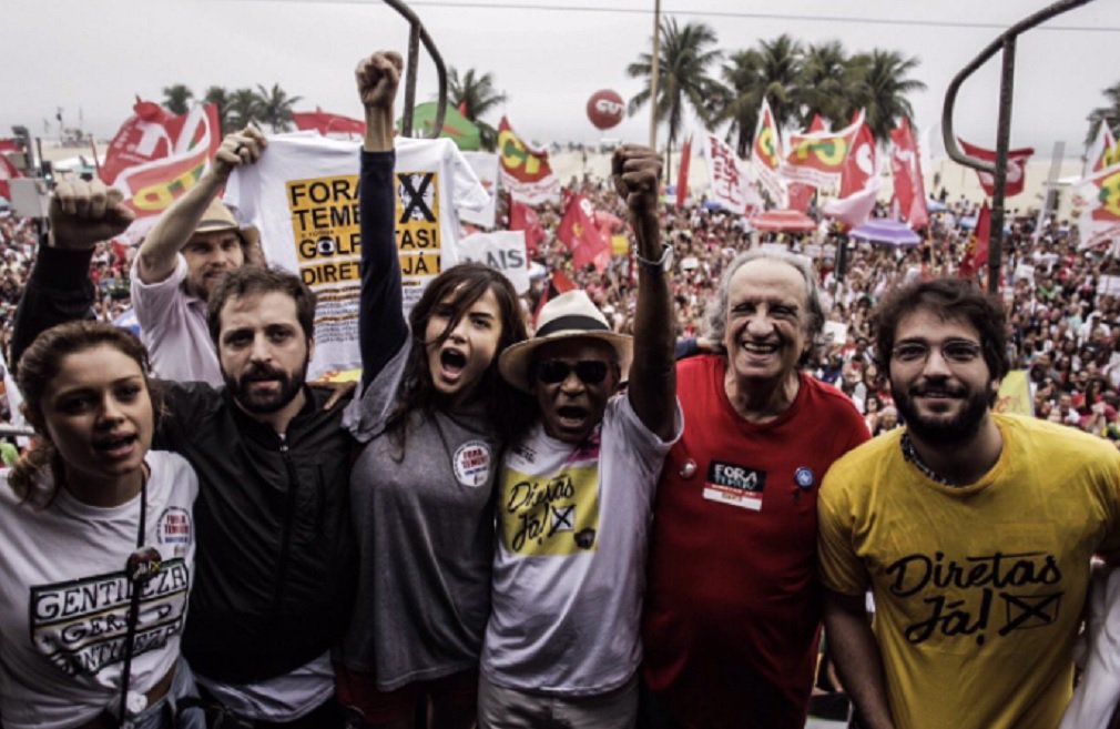 Artistas da Globo também participaram em grande número do ato pelas "Diretas Já" na praia de Copacabana, neste domingo, no Rio De Janeiro; atores como Daniel Oliveira, Wagner Moura, Antonio Pitanga, Sophie Charlotte e Gregório Duvivier estiveram no ato e pediram Fora Temer; desde as 10h, a movimentação na altura da rua Siqueira Campos foi aumentando gradativamente; diversas centrais sindicais e grupos de esquerda ligados ao movimento "Fora Temer" erguiam bandeiras e cartazes (Foto: José Barbacena) Artistas da Globo também participaram em grande número do ato pelas "Diretas Já" na praia de Copacabana, neste domingo, no Rio De Janeiro; atores como Daniel Oliveira, Wagner Moura, Antonio Pitanga, Sophie Charlotte e Gregório Duvivier estiveram no ato e pediram Fora Temer; desde as 10h, a movimentação na altura da rua Siqueira Campos foi aumentando gradativamente; diversas centrais sindicais e grupos de esquerda ligados ao movimento "Fora Temer" erguiam bandeiras e cartazes