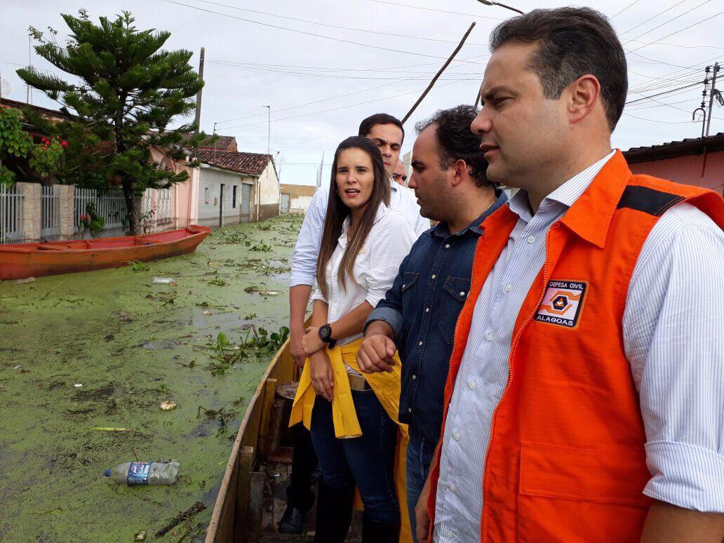 O governador de Alagoas, Renan Filho (PMDB), declarou que vai trabalhar para buscar, junto ao governo federal, os recursos necessários para as obras estruturantes que podem evitar que novas tragédias aconteçam, como obras de contenção das enchentes e das encostas; "A primeira permite que as barragens mantenham os rios perenes durante o verão e, no inverno, barrem a água para que elas não invadam as cidades. Esta é uma tragédia anunciada, pois, todos sabem que as enchentes acontecem de tempos em tempos em Alagoas", disse (Foto: Voney Malta) O governador de Alagoas, Renan Filho (PMDB), declarou que vai trabalhar para buscar, junto ao governo federal, os recursos necessários para as obras estruturantes que podem evitar que novas tragédias aconteçam, como obras de contenção das enchentes e das encostas; "A primeira permite que as barragens mantenham os rios perenes durante o verão e, no inverno, barrem a água para que elas não invadam as cidades. Esta é uma tragédia anunciada, pois, todos sabem que as enchentes acontecem de tempos em tempos em Alagoas", disse