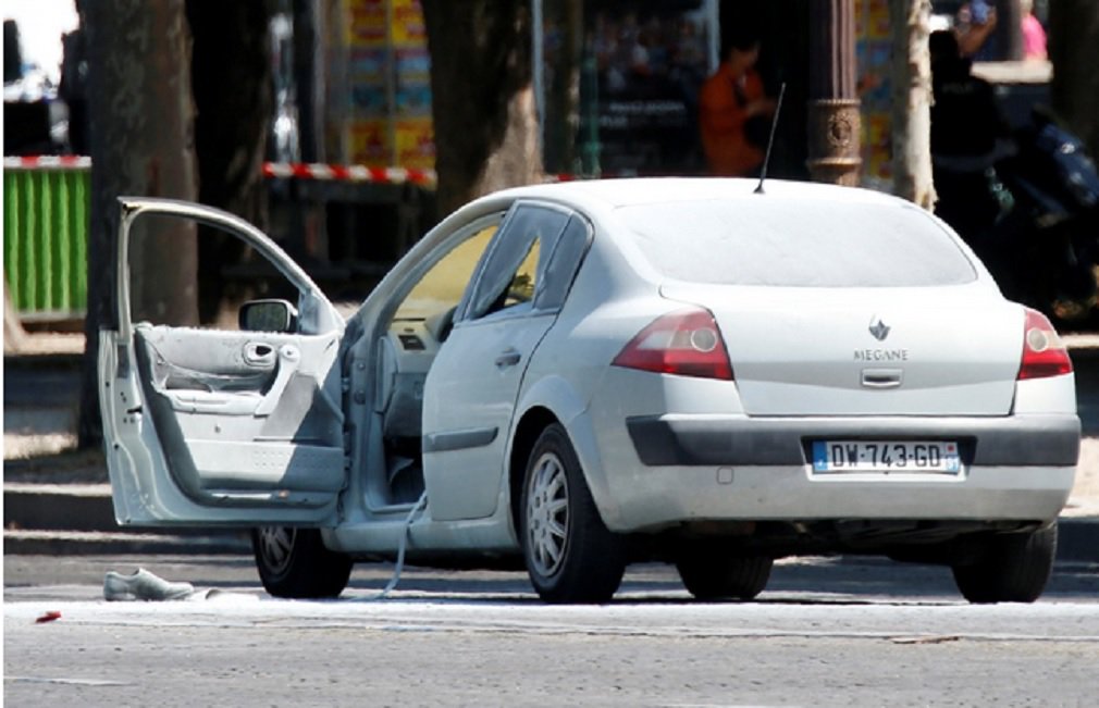 Um homem que bateu seu carro deliberadamente em um veículo da polícia em Paris,a na segunda-feira, tinha armas escondidas em casa e possuía uma licença para porte de arma, apesar de estar na lista do serviço secreto de pessoas ligadas ao islamismo radical, disseram fontes da polícia e autoridades francesas nesta terça-feira; o homem, que morreu no ataque, também carregava em seu carro um fuzil, duas pistolas, munição e dois grandes botijões de gás quando colidiu com um comboio da polícia na segunda-feira (Foto: José Barbacena) Um homem que bateu seu carro deliberadamente em um veículo da polícia em Paris,a na segunda-feira, tinha armas escondidas em casa e possuía uma licença para porte de arma, apesar de estar na lista do serviço secreto de pessoas ligadas ao islamismo radical, disseram fontes da polícia e autoridades francesas nesta terça-feira; o homem, que morreu no ataque, também carregava em seu carro um fuzil, duas pistolas, munição e dois grandes botijões de gás quando colidiu com um comboio da polícia na segunda-feira