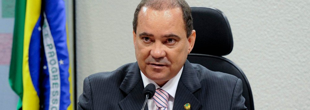 Senador Vicentinho Alves (PR) anunciou nesta terça-feira, 6, a membros da bancada federal que retirou sua pré-candidatura a governador e irá concorrer à reeleição para uma das duas vagas ao Senado no próximo ano; fato reforça a parceria com o governador Marcelo Miranda e inviabiliza os planos do prefeito de Araguaína, Ronaldo Dimas (PR), de disputar uma vaga ao Senado (Foto: Aquiles Lins) Senador Vicentinho Alves (PR) anunciou nesta terça-feira, 6, a membros da bancada federal que retirou sua pré-candidatura a governador e irá concorrer à reeleição para uma das duas vagas ao Senado no próximo ano; fato reforça a parceria com o governador Marcelo Miranda e inviabiliza os planos do prefeito de Araguaína, Ronaldo Dimas (PR), de disputar uma vaga ao Senado