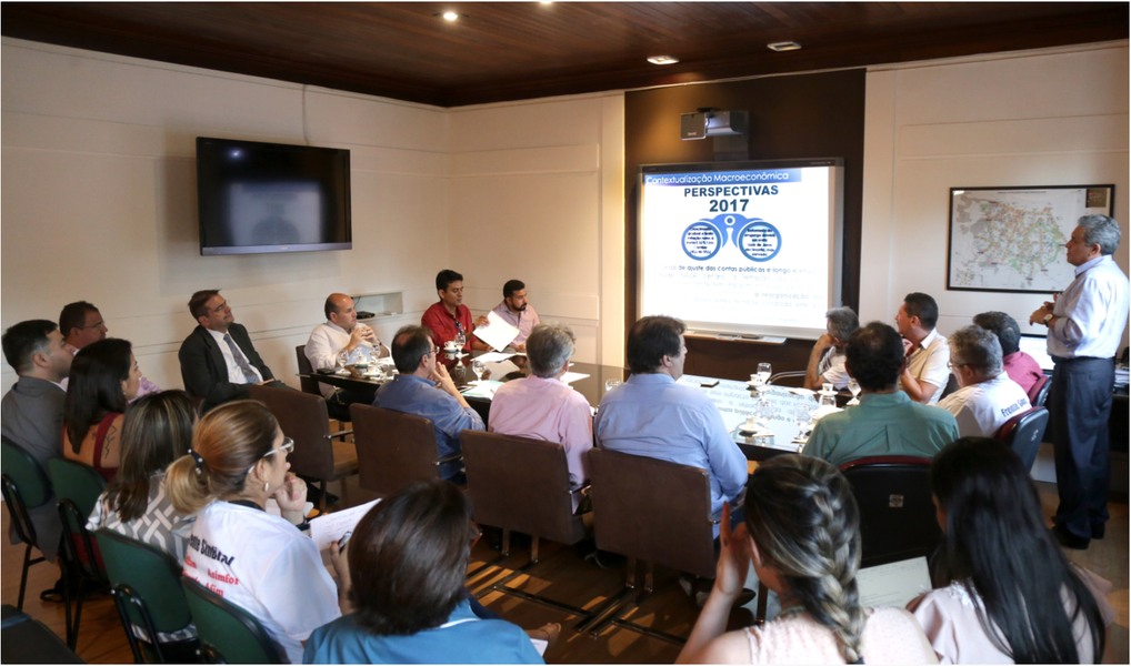 Os servidores municipais de Fortaleza não terão reajuste salarial este ano, anunciou o prefeito Roberto Cláudio (PDT) em reunião realizada no Paço Municipal. O prefeito enfatizou o objetivo prioritário de assegurar os direitos dos trabalhadores municipais, evitando irresponsabilidades com as contas públicas diante da crise econômica do País. "Nosso grande compromisso é pagar os servidores em dia ao longo deste ano e antecipar, como temos feito, ano a ano, o pagamento antecipado de metade do décimo terceiro para o meio do ano", disse RC (Foto: Rodrigo Rocha) Os servidores municipais de Fortaleza não terão reajuste salarial este ano, anunciou o prefeito Roberto Cláudio (PDT) em reunião realizada no Paço Municipal. O prefeito enfatizou o objetivo prioritário de assegurar os direitos dos trabalhadores municipais, evitando irresponsabilidades com as contas públicas diante da crise econômica do País. "Nosso grande compromisso é pagar os servidores em dia ao longo deste ano e antecipar, como temos feito, ano a ano, o pagamento antecipado de metade do décimo terceiro para o meio do ano", disse RC