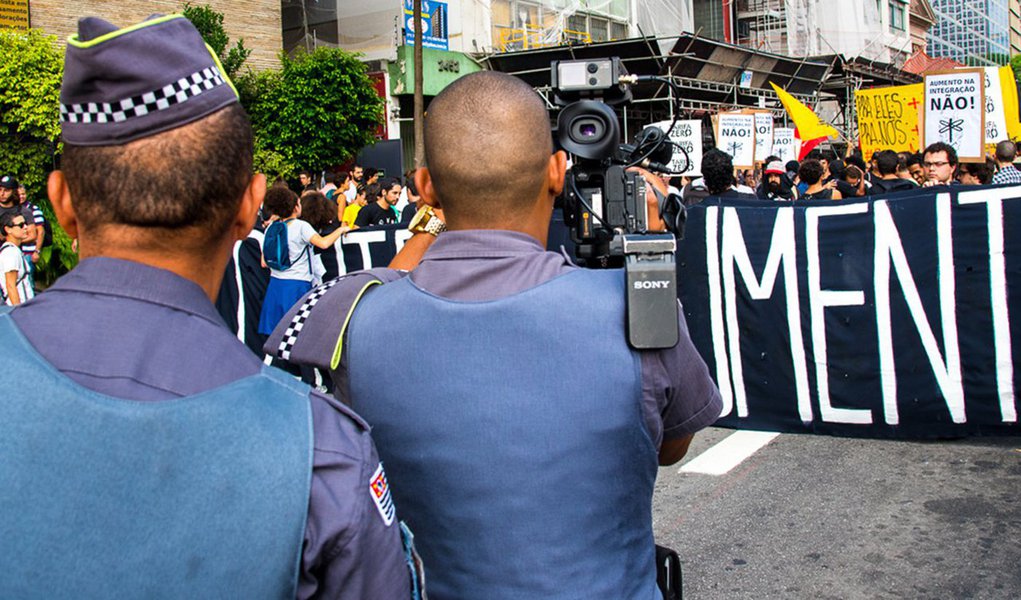 Reportagem do site Ponte Jornalismo, voltado a pautas sobre direitos humanos, mostra como o Governo Geraldo Alckmin monitora manifestações e mantém um banco de dados sobre os participantes desses atos; contrariando a Lei de Acesso à Informação, a Polícia Militar e o Tribunal de Justiça de São Paulo negam publicidade à chamada Diretriz Olho de Águia (Foto: Charles Nisz) Reportagem do site Ponte Jornalismo, voltado a pautas sobre direitos humanos, mostra como o Governo Geraldo Alckmin monitora manifestações e mantém um banco de dados sobre os participantes desses atos; contrariando a Lei de Acesso à Informação, a Polícia Militar e o Tribunal de Justiça de São Paulo negam publicidade à chamada Diretriz Olho de Águia