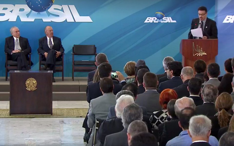 Na cerimônia de posse do novo ministro da Cultura, Sérgio Sá Leitão, nesta manhã, Michel Temer disse que o Brasil passa por dificuldades "mais ou menos históricas", embora o País esteja vivendo uma crise político-econômica sem precedentes; "Temos dificuldades? Claro que as temos, mas isso é mais ou menos histórico em nosso país. Exata e precisamente a capacidade extraordinária de recuperação do povo brasileiro, de otimismo, de crença em nossas instituições", disse Temer; apesar dos indicadores econômicos negativos, desemprego em alta e de o País estar voltando ao mapa da fome, Temer afirmou que o Brasil "está se transformando após longa recessão" (Foto: Romulo Faro) Na cerimônia de posse do novo ministro da Cultura, Sérgio Sá Leitão, nesta manhã, Michel Temer disse que o Brasil passa por dificuldades "mais ou menos históricas", embora o País esteja vivendo uma crise político-econômica sem precedentes; "Temos dificuldades? Claro que as temos, mas isso é mais ou menos histórico em nosso país. Exata e precisamente a capacidade extraordinária de recuperação do povo brasileiro, de otimismo, de crença em nossas instituições", disse Temer; apesar dos indicadores econômicos negativos, desemprego em alta e de o País estar voltando ao mapa da fome, Temer afirmou que o Brasil "está se transformando após longa recessão"