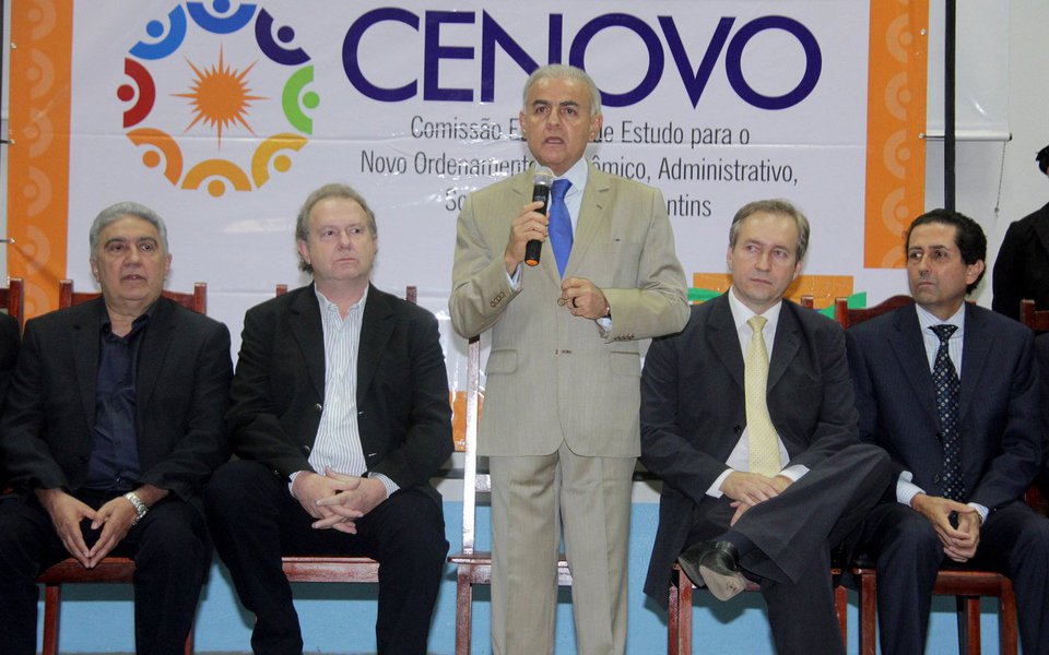 O deputado estadual Paulo Mourão (PT) abriu a reunião regional da Comissão Especial de Estudo para o Novo Ordenamento Econômico, Administrativo, Social e Político do Tocantins (Cenovo) da Assembleia Legislativa, que aconteceu no campus I da Unirg, em Gurupi; “Este Estado quando foi sonhado, imaginado, criado e edificado pelos nossos antepassados, nesta luta secular que foi a criação do estado do Tocantins, tínhamos uma meta que foi se distanciando do seu eixo principal até chegar ao que temos como radiografia atual” (Foto: Leonardo Lucena) O deputado estadual Paulo Mourão (PT) abriu a reunião regional da Comissão Especial de Estudo para o Novo Ordenamento Econômico, Administrativo, Social e Político do Tocantins (Cenovo) da Assembleia Legislativa, que aconteceu no campus I da Unirg, em Gurupi; “Este Estado quando foi sonhado, imaginado, criado e edificado pelos nossos antepassados, nesta luta secular que foi a criação do estado do Tocantins, tínhamos uma meta que foi se distanciando do seu eixo principal até chegar ao que temos como radiografia atual”
