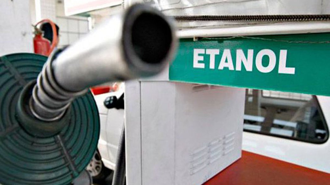 Governo reduzirá alíquota do PIS/Confins sobre o etanol distribuidor para 0,1109 real por litro, ante 0,1964 real; na semana passada, o governo promoveu forte elevação nas alíquotas de PIS/Cofins sobre combustíveis, prevendo injeção total de 10,4 bilhões de reais nos cofres públicos, com o objetivo de assegurar o cumprimento da meta fiscal em meio à ainda cambaleante recuperação econômica (Foto: Aquiles Lins) Governo reduzirá alíquota do PIS/Confins sobre o etanol distribuidor para 0,1109 real por litro, ante 0,1964 real; na semana passada, o governo promoveu forte elevação nas alíquotas de PIS/Cofins sobre combustíveis, prevendo injeção total de 10,4 bilhões de reais nos cofres públicos, com o objetivo de assegurar o cumprimento da meta fiscal em meio à ainda cambaleante recuperação econômica