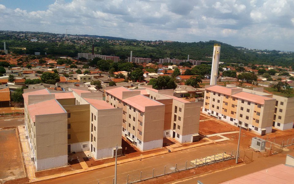 O governador de Goiás, Marconi Perillo, lança nesta quinta-feira (20), o Programa Goiás na Frente Habitação, vertente do Programa Goiás na Frente destinada exclusivamente à construção de moradias populares nos 246 municípios goianos; durante evento no Conjunto Vera Cruz II, o chefe do executivo estadual assinará os convênios com as 56 primeiras cidades aptas a participar do programa que serão beneficiadas com a construção de 10.253 unidades habitacionais, com investimento de R$ 1 bilhão; o Goiás na Frente Habitação prevê, no total, a construção de 30 mil casas nos 246 municípios até o final de 2018; Marconi também assinará a ordem de serviço para construção imediata de 1277 unidades habitacionais nas cidades de Goiânia, Morrinhos, Porangatu, Bonfinópolis e Vianópolis (Foto: Leonardo Lucena) O governador de Goiás, Marconi Perillo, lança nesta quinta-feira (20), o Programa Goiás na Frente Habitação, vertente do Programa Goiás na Frente destinada exclusivamente à construção de moradias populares nos 246 municípios goianos; durante evento no Conjunto Vera Cruz II, o chefe do executivo estadual assinará os convênios com as 56 primeiras cidades aptas a participar do programa que serão beneficiadas com a construção de 10.253 unidades habitacionais, com investimento de R$ 1 bilhão; o Goiás na Frente Habitação prevê, no total, a construção de 30 mil casas nos 246 municípios até o final de 2018; Marconi também assinará a ordem de serviço para construção imediata de 1277 unidades habitacionais nas cidades de Goiânia, Morrinhos, Porangatu, Bonfinópolis e Vianópolis