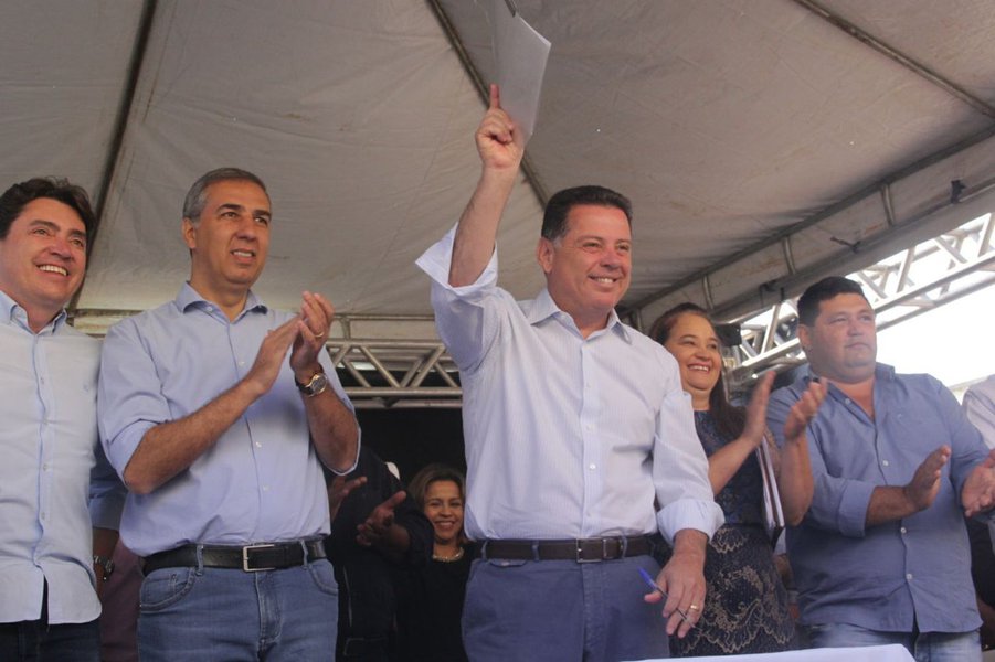 O governador Marconi Perillo abriu em Guaraíta a caravana pelo interior do Estado onde assinou convênio de R$ 1 milhão e entregou três veículos; "Estamos trabalhando pelos municípios, porque é neles que a vida vai pra frente", disse Marconi; Programa Goiás na Frente está investindo mais de R$ 9 bilhões em obras de infraestrutura econômica e social em todo o Estado (Foto: Leonardo Lucena) O governador Marconi Perillo abriu em Guaraíta a caravana pelo interior do Estado onde assinou convênio de R$ 1 milhão e entregou três veículos; "Estamos trabalhando pelos municípios, porque é neles que a vida vai pra frente", disse Marconi; Programa Goiás na Frente está investindo mais de R$ 9 bilhões em obras de infraestrutura econômica e social em todo o Estado